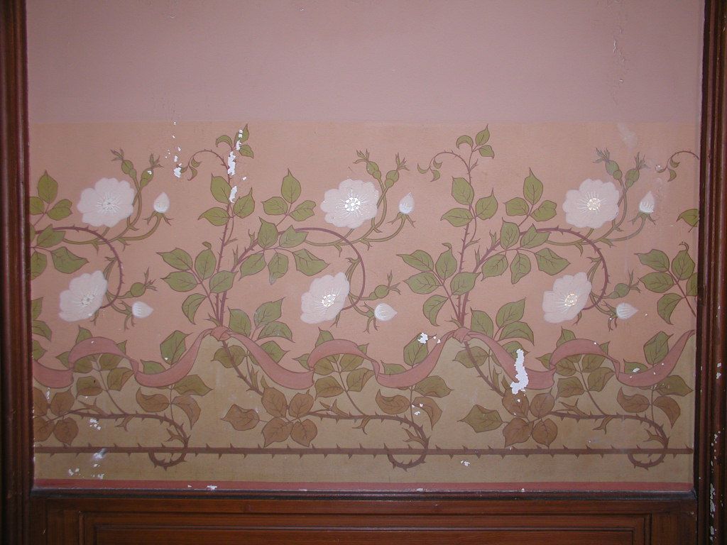 Peinture, motifs végétaux, mur de l'escalier.