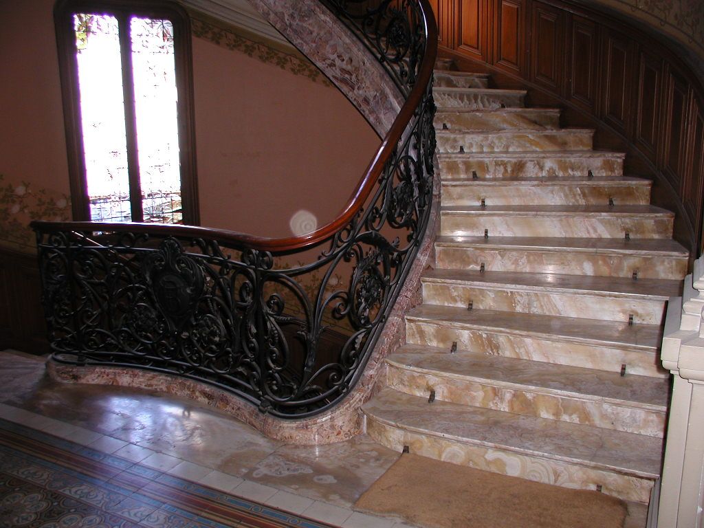 Premier palier de l'escalier principal.