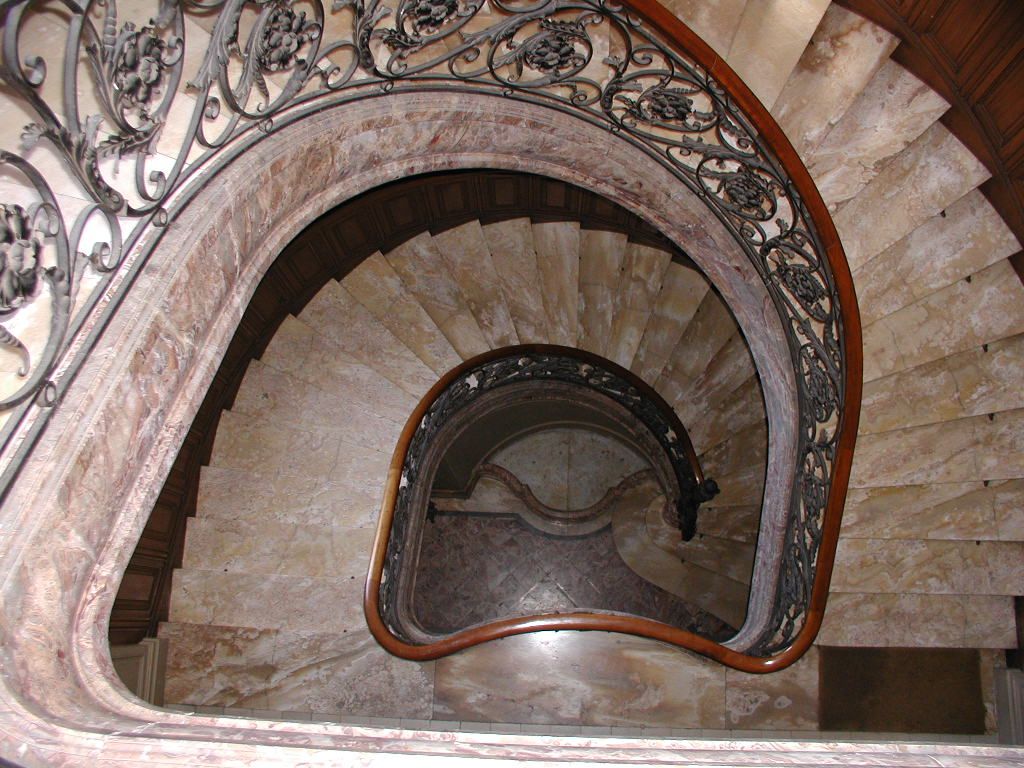 Escalier en marbre, vue plongeante.