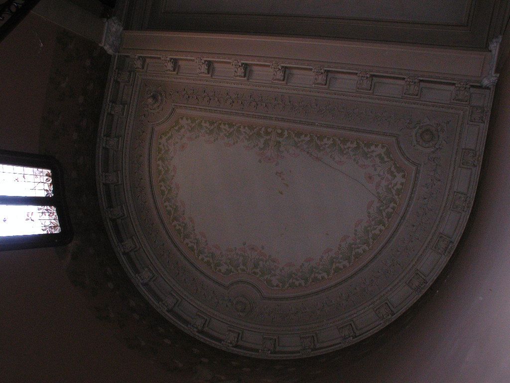 Plafond peint de l'escalier.