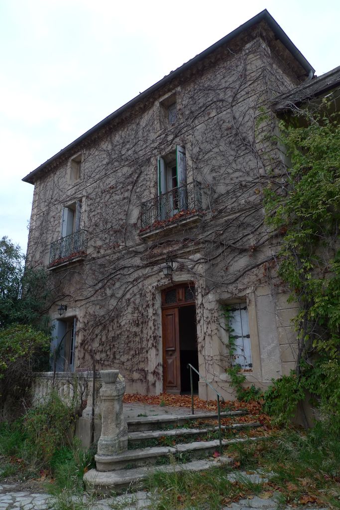 Façade et porte d'entrée, nord-est.