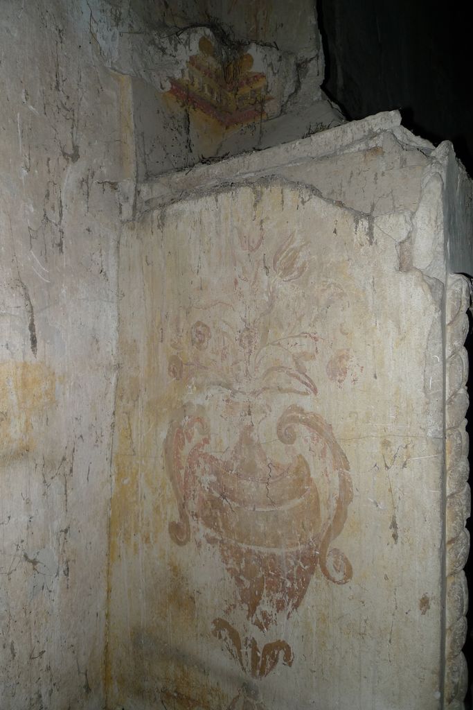 Décor peint sur le panneau latéral de la cheminée.