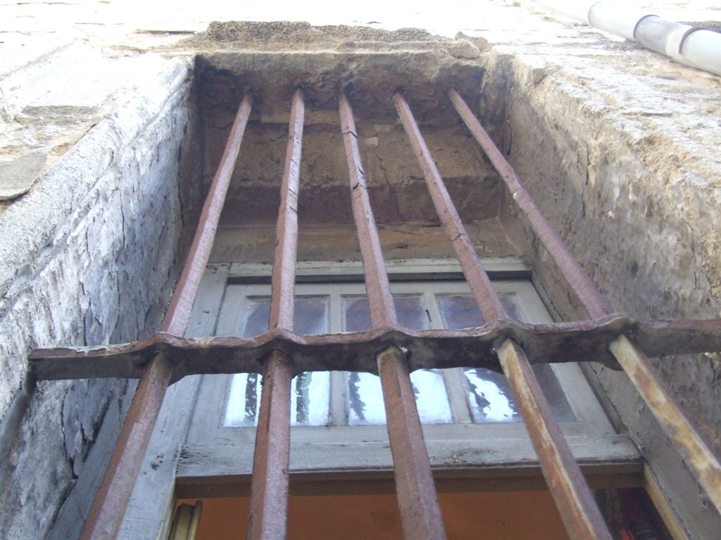 Grille au fond de l'ancienne venelle.