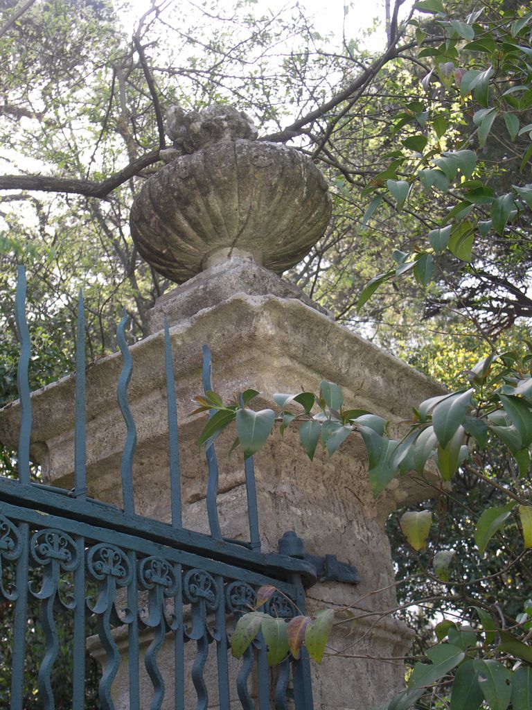 Pilier du portail annexe.