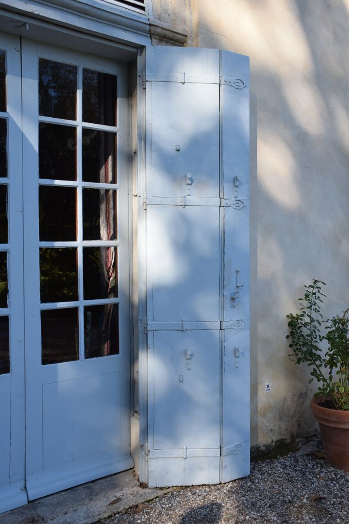 Volet de porte sur la façade sud.