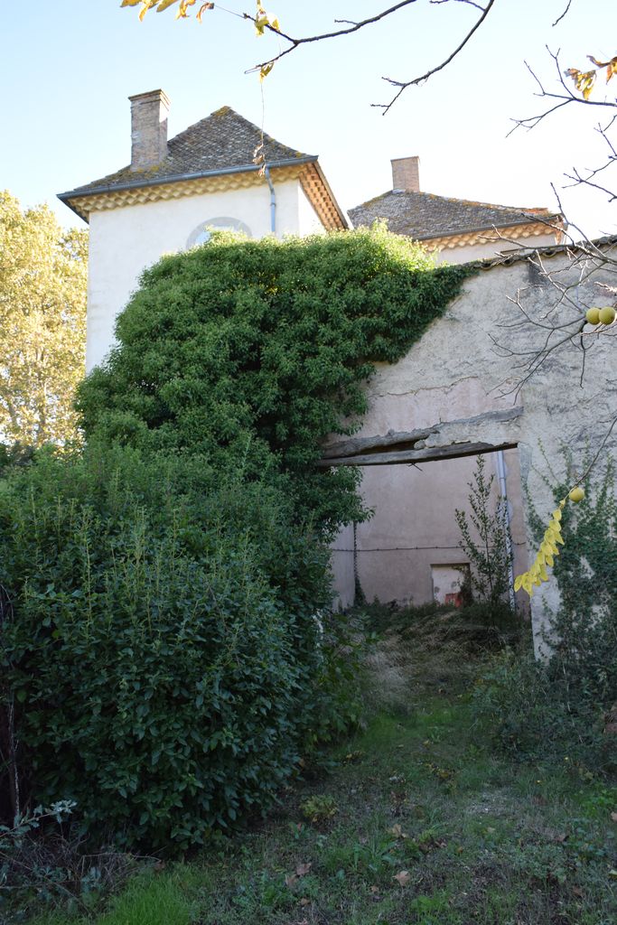 Jonction entre le château et les communs.