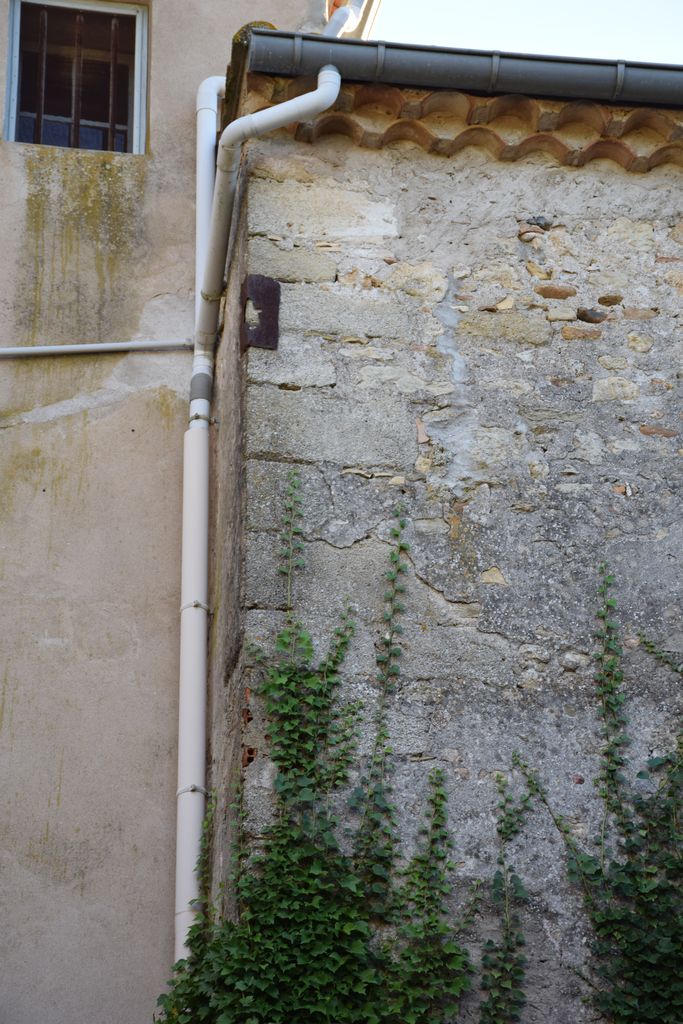 Jonction entre le château et les communs.