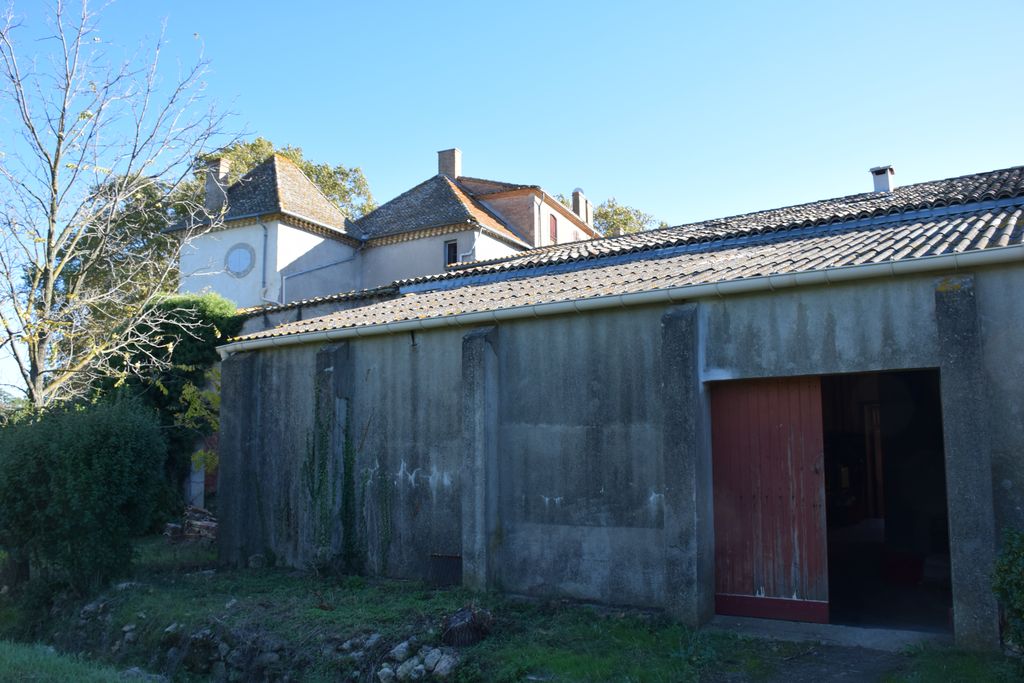 Arrière du château, jonction avec les communs.