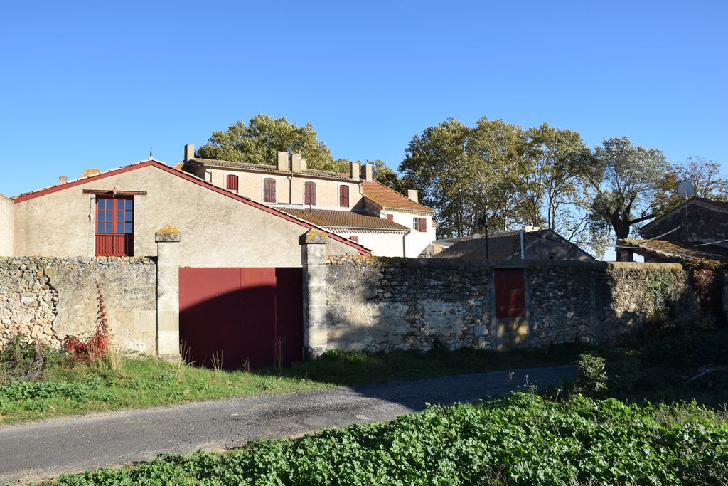 Mur extérieur du domaine, portail d'entrée sur les communs.