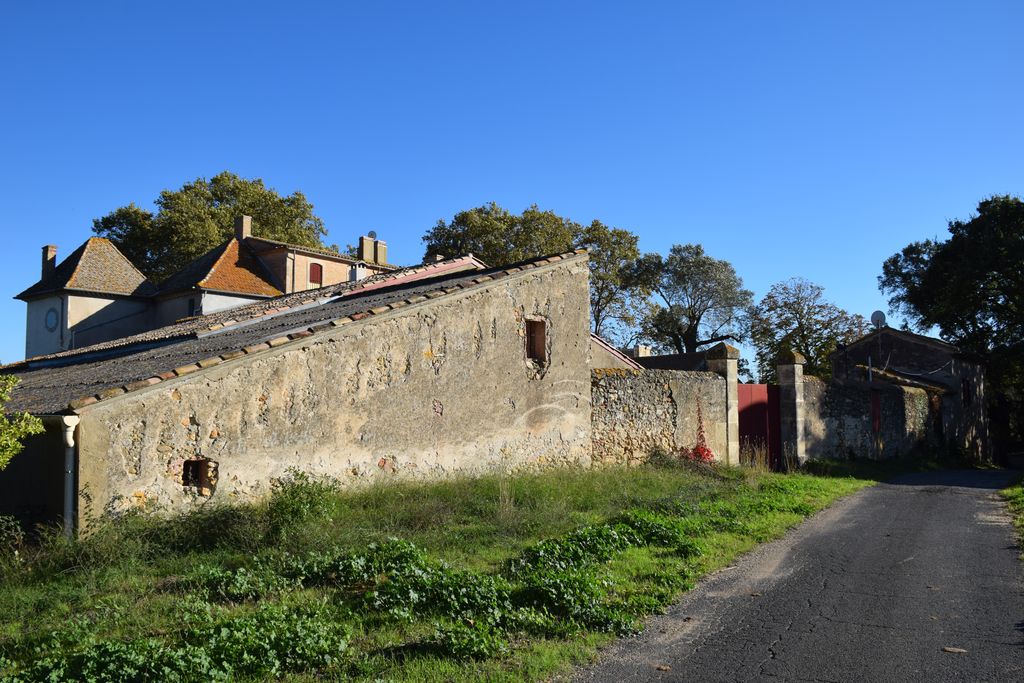 Mur extérieur du domaine.