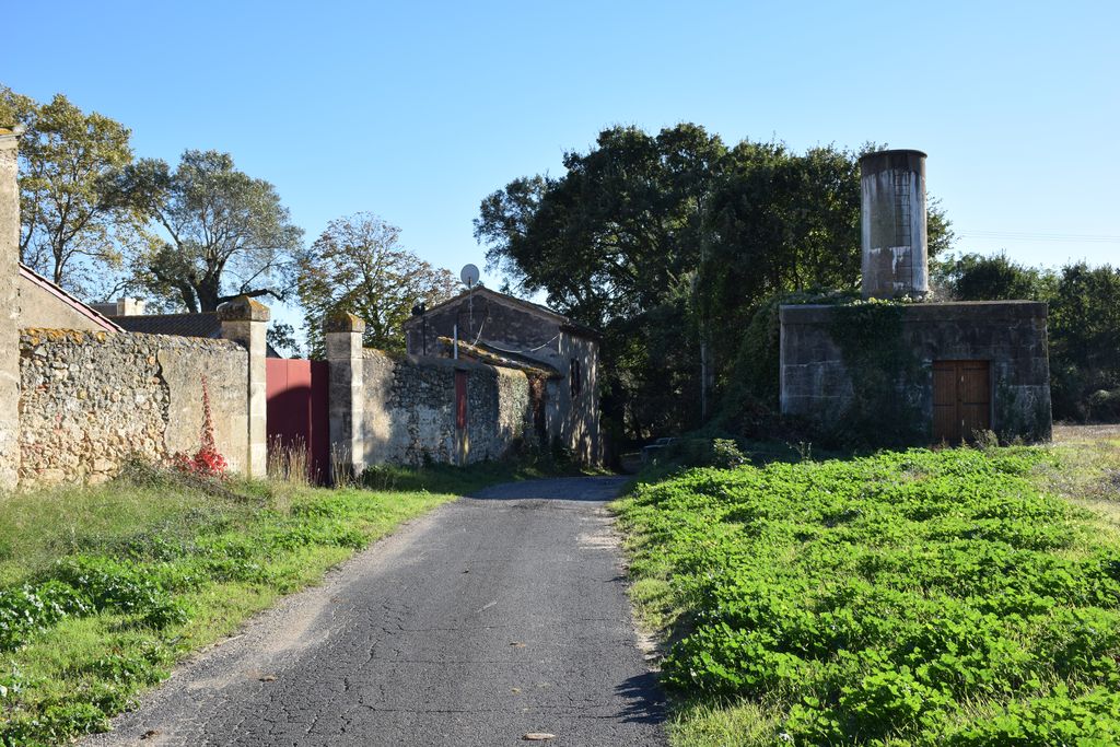 Extérieur du domaine et système hydraulique.