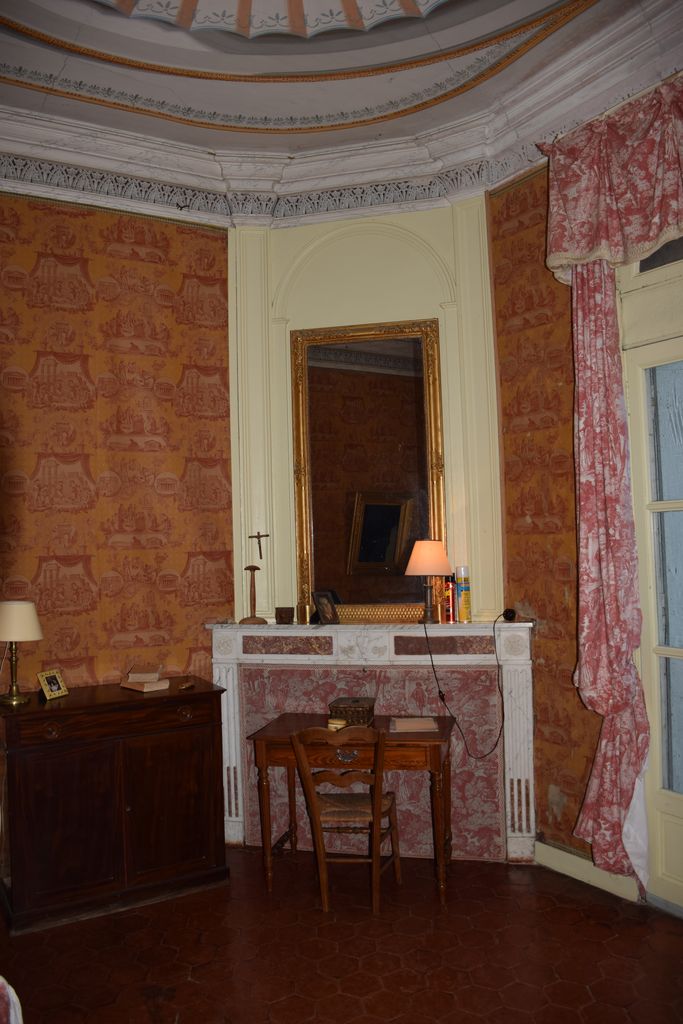 Cheminée de la chambre.