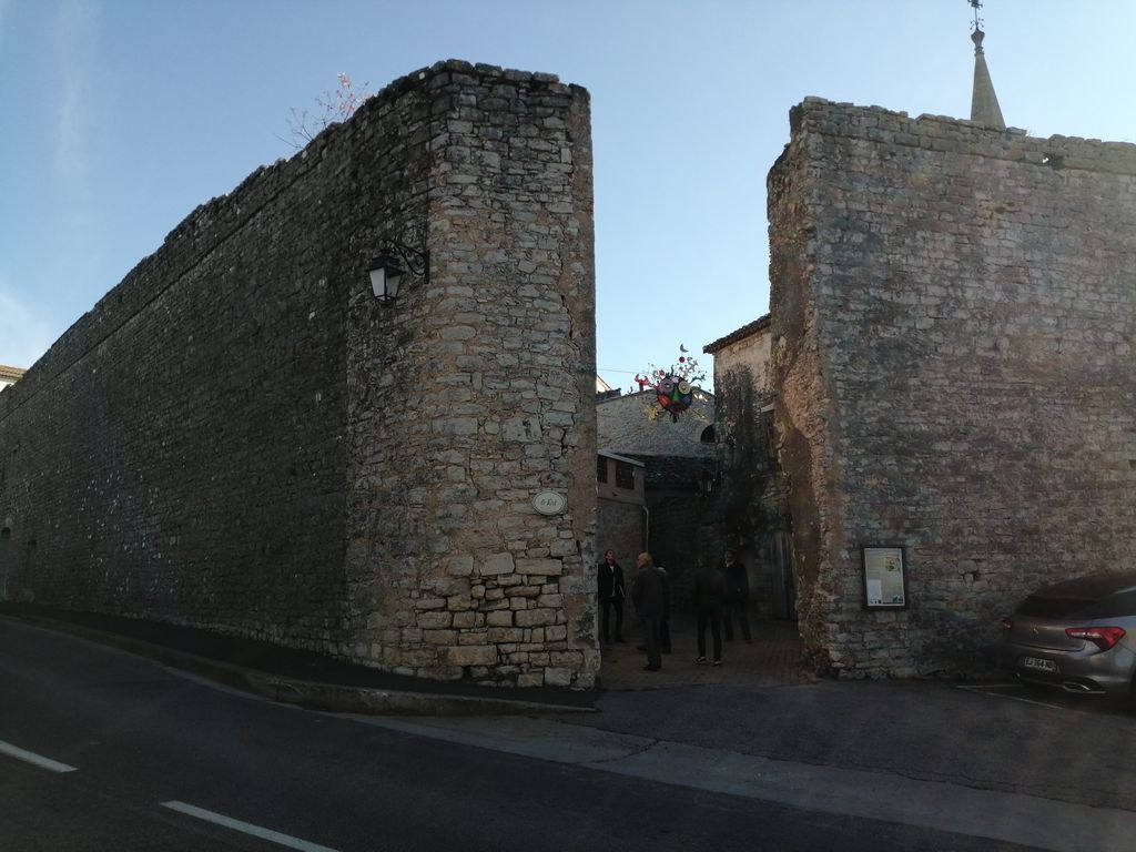 Portion de l'enceinte médiévale, et emplacement de l'ancienne tour.