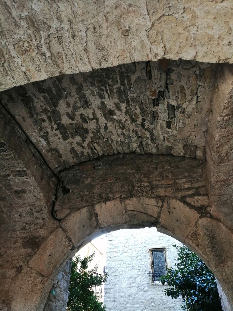 Voûte en berceau du passage sous la tour.