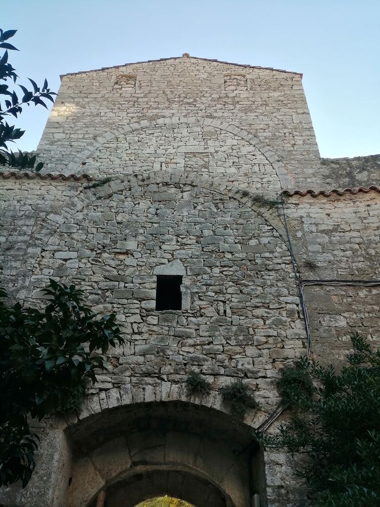 Façade de la tour côté village.