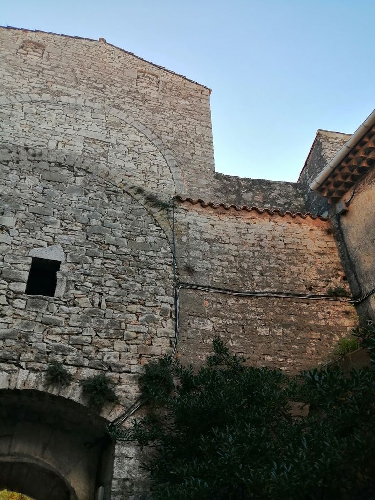 Façade de la tour côté village.