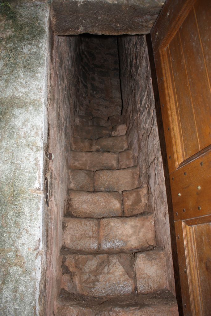 Escalier menant au deuxième niveau de la tour.