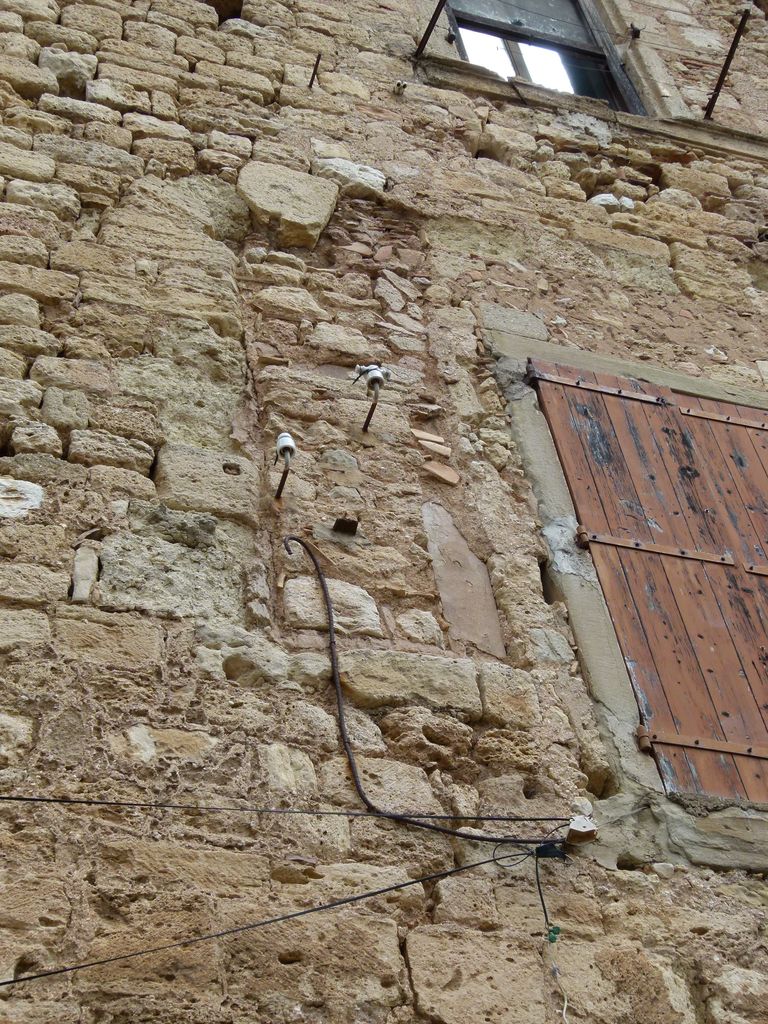 Façade sud, vestige d'une fenêtre géminée romane de l'aula médiévale.