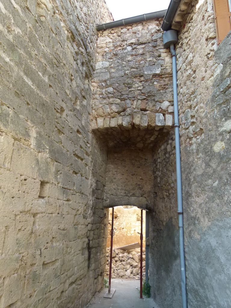 Passage entre le donjon et le corps nord-ouest.