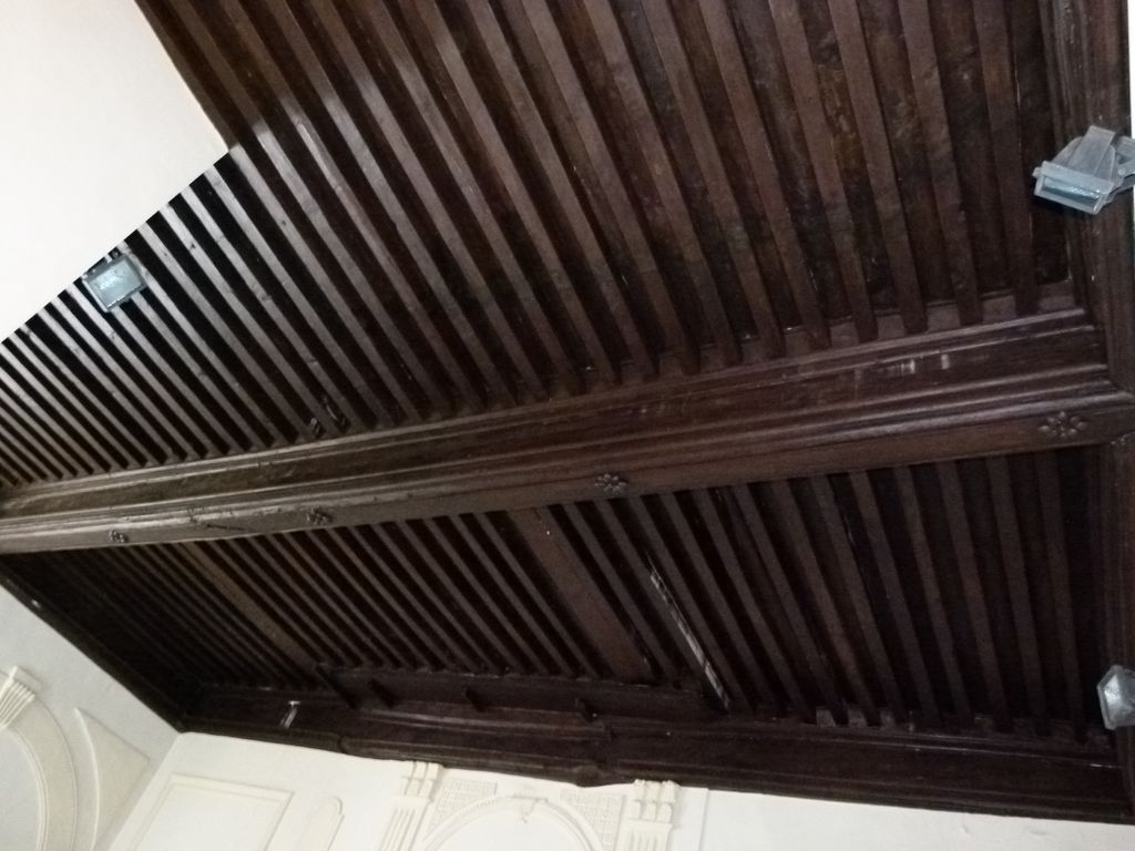 Plafond à poutrelles de la salle aux gypseries.