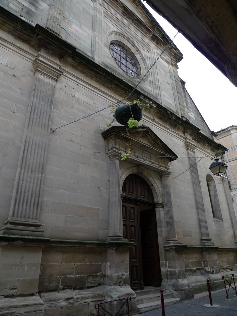 Portail à fronton triangulaire.