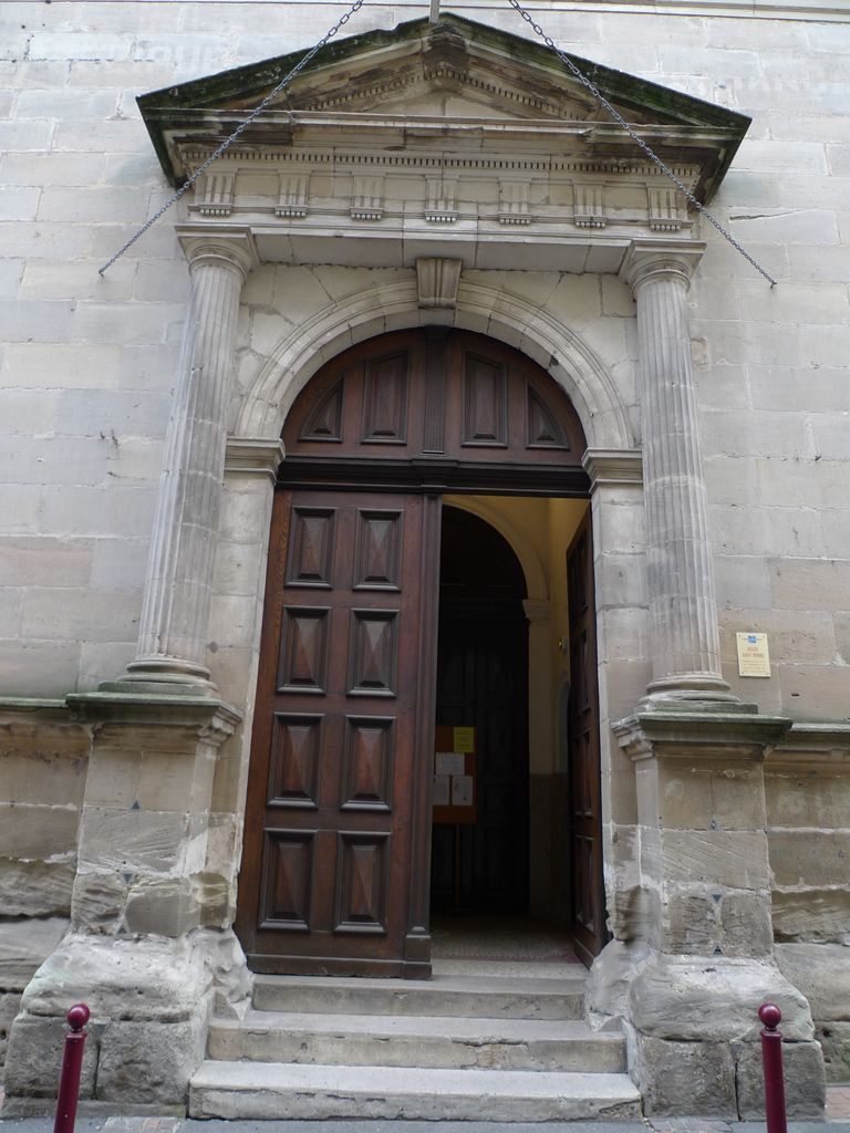 Portail à fronton triangulaire.