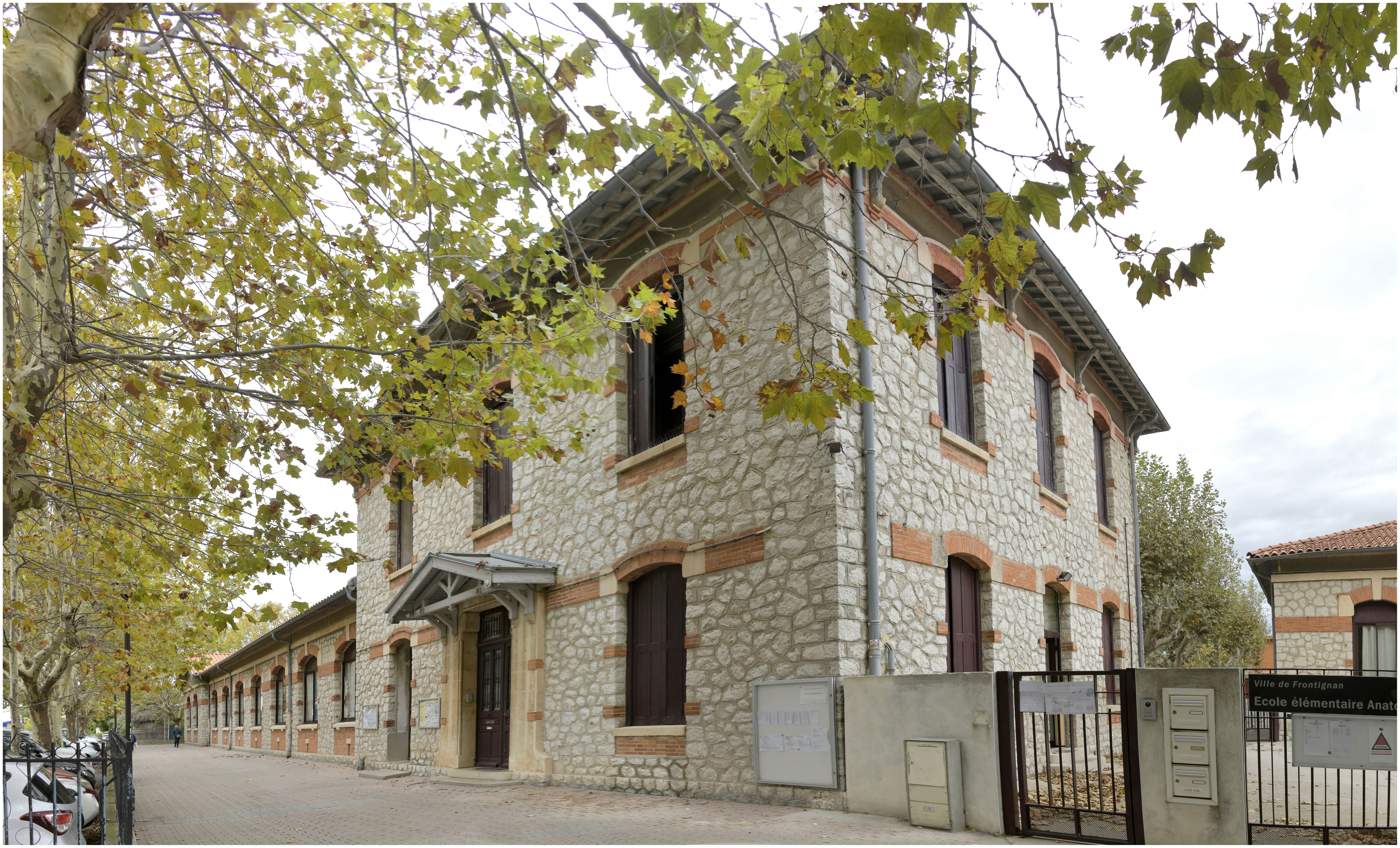 Façade principale, bâtiment sud près de l’entrée, école de garçons