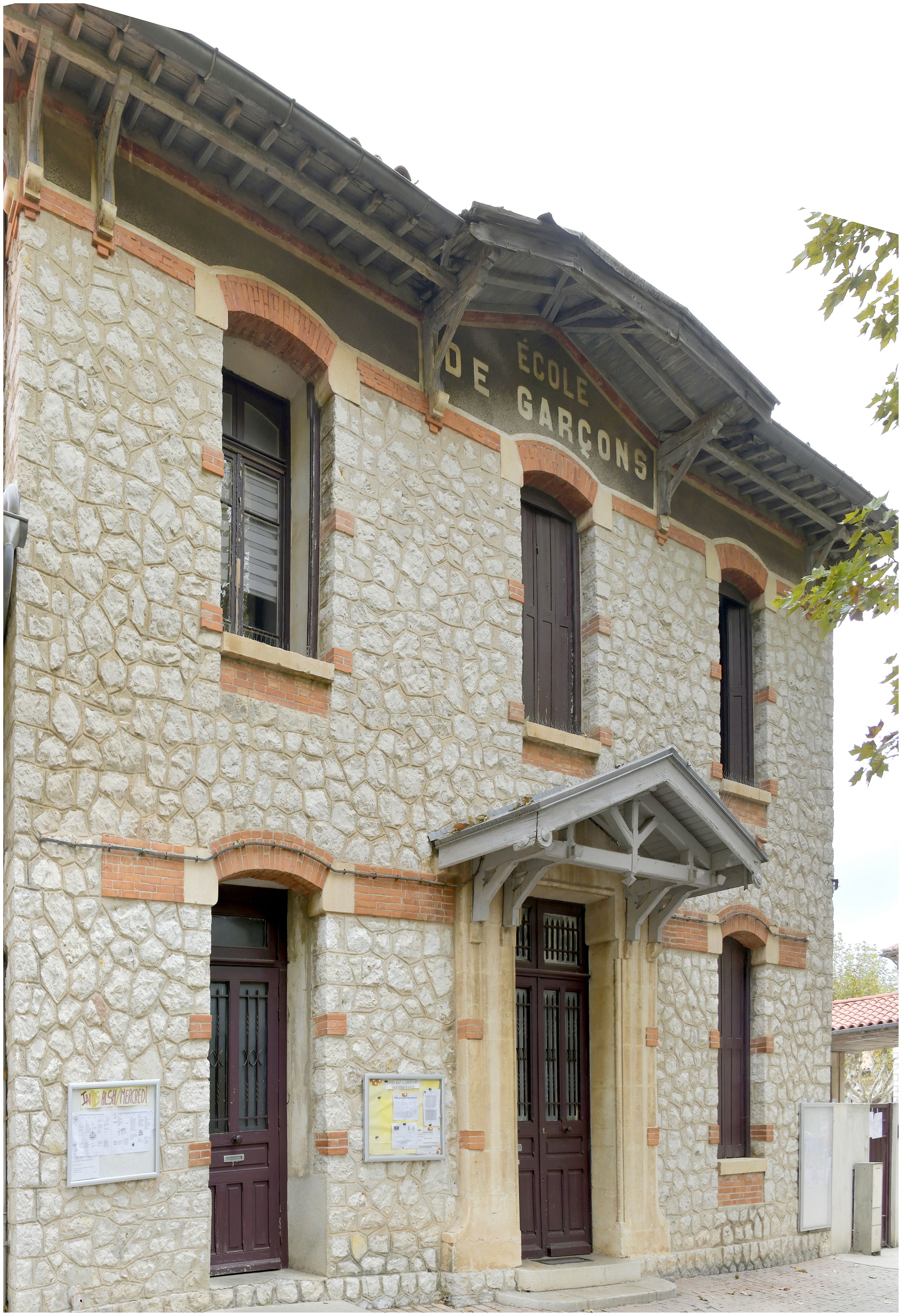 Façade principale, bâtiment sud près de l’entrée, école de garçons