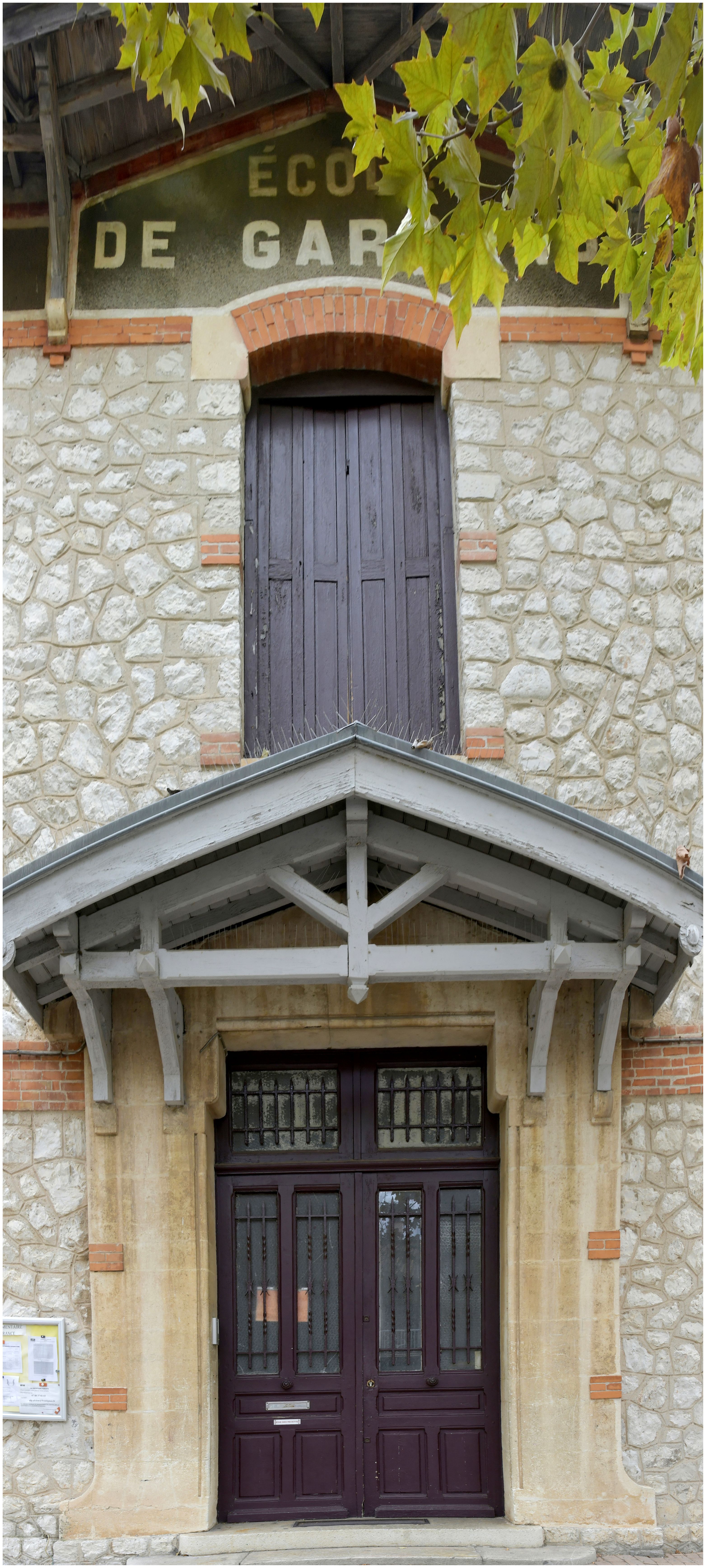 Façade principale, bâtiment sud près de l’entrée, école de garçons