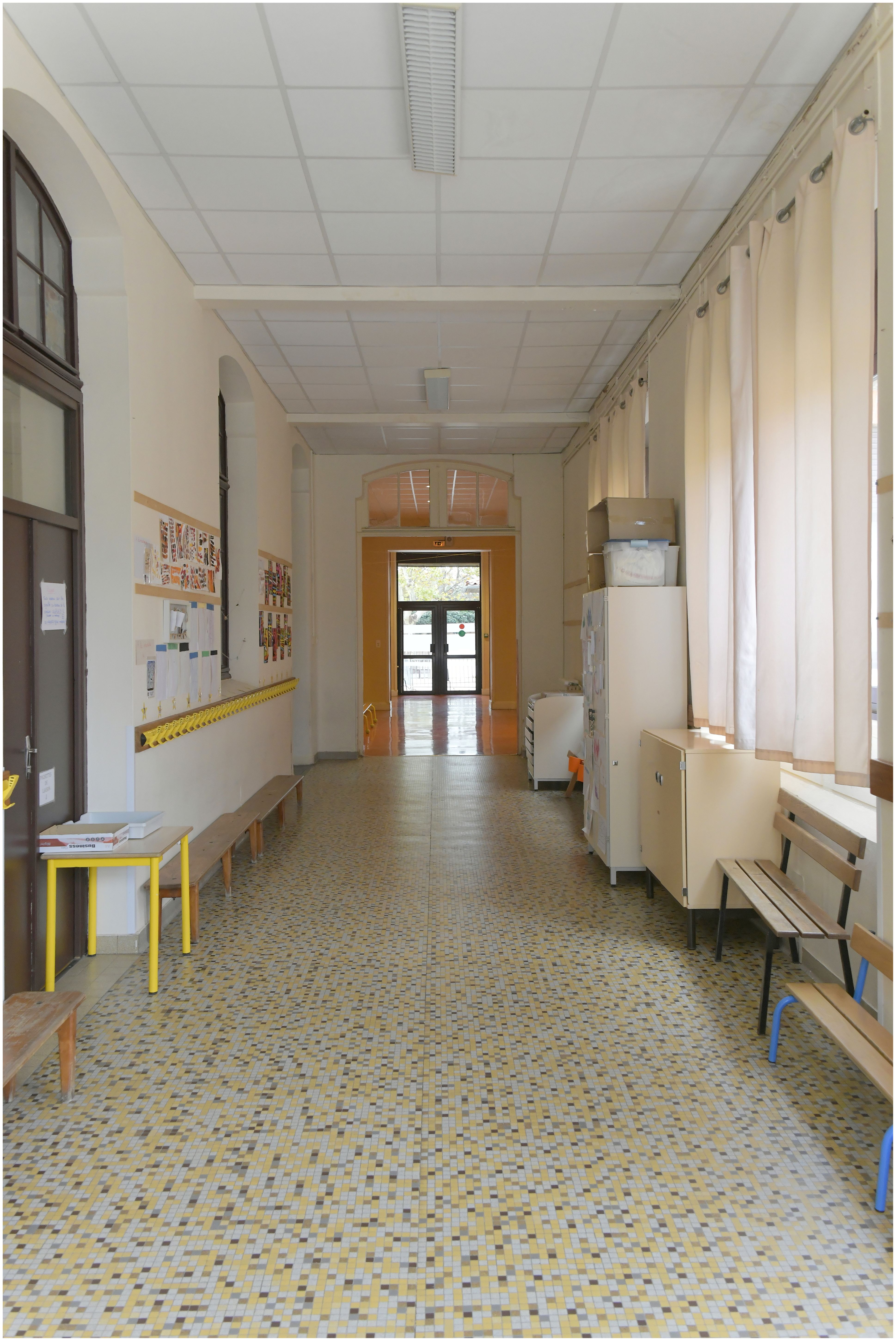 Couloir de maternelle