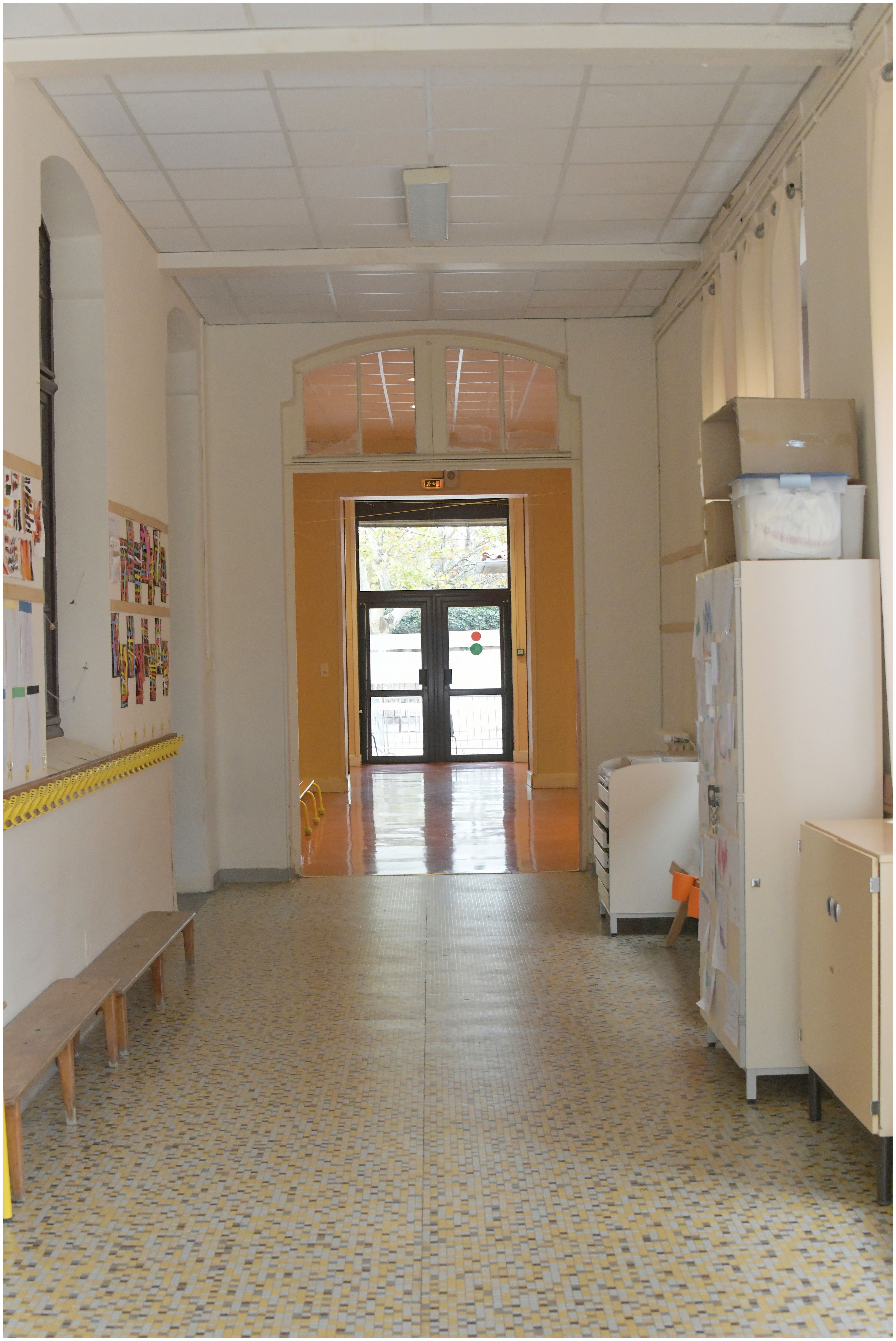 Couloir de maternelle