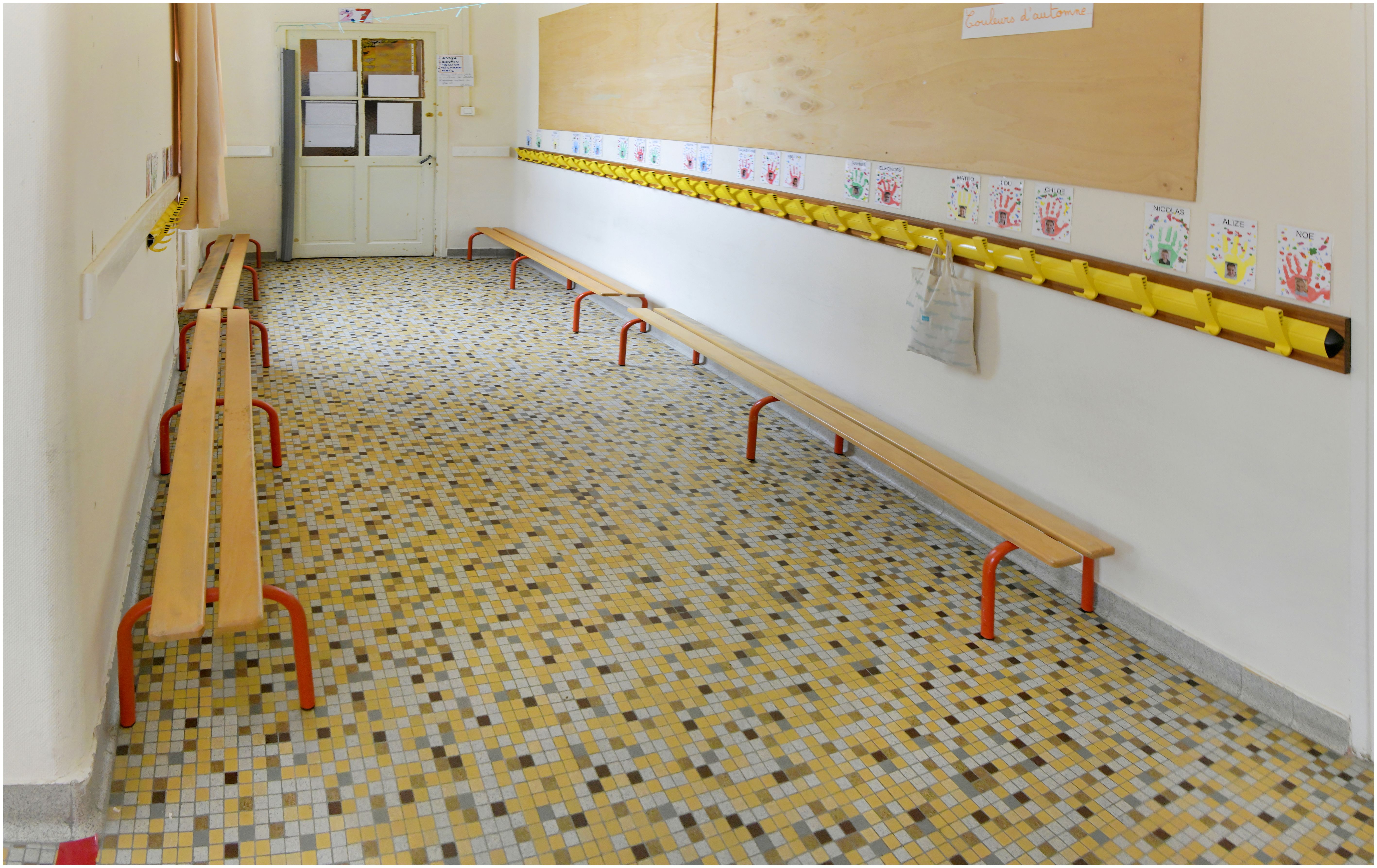 Couloir de maternelle. Détail du carrelage