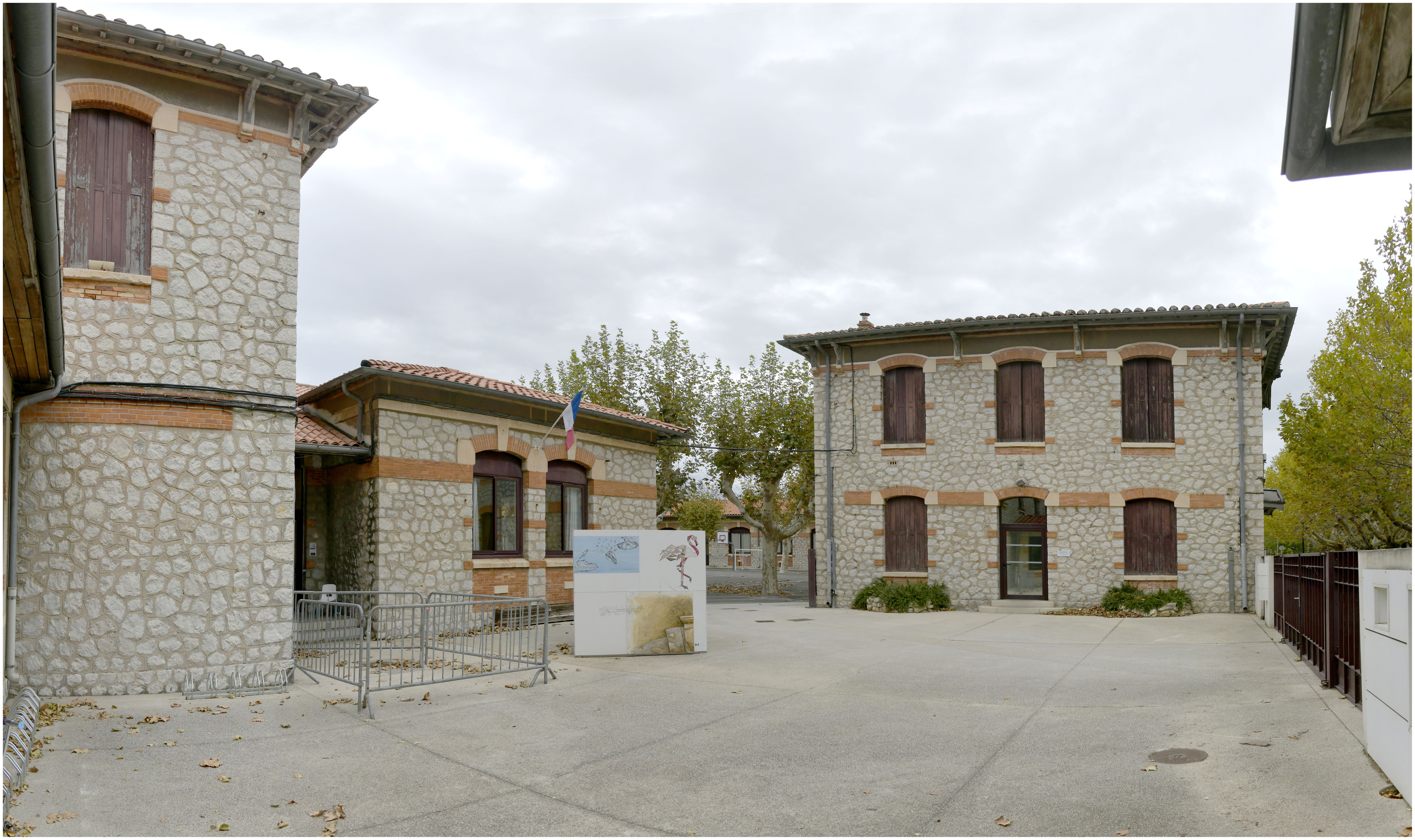 Cour derrière l’entrée. A gauche la maternelle