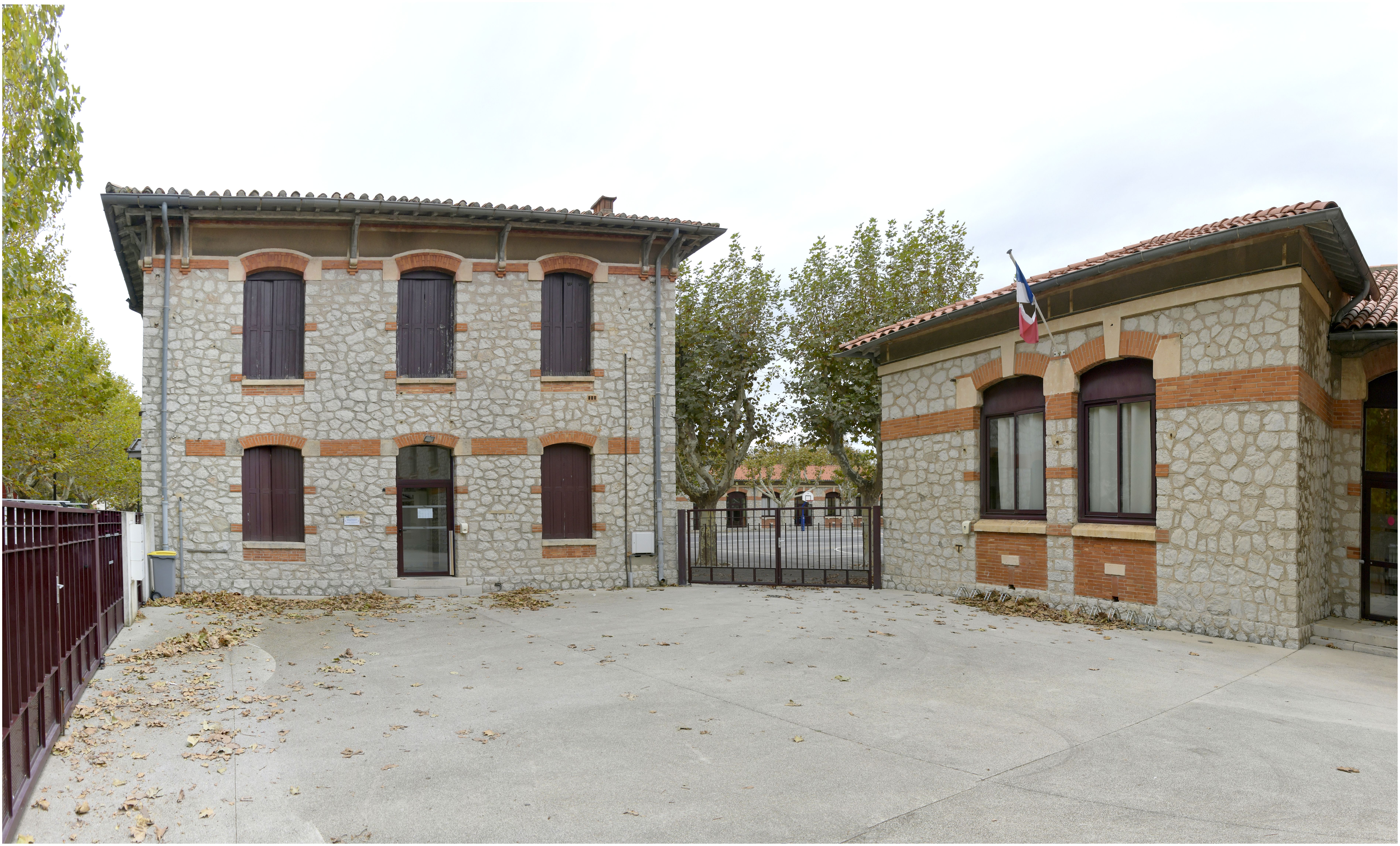 Cour derrière l’entrée. A gauche l’école de garçons