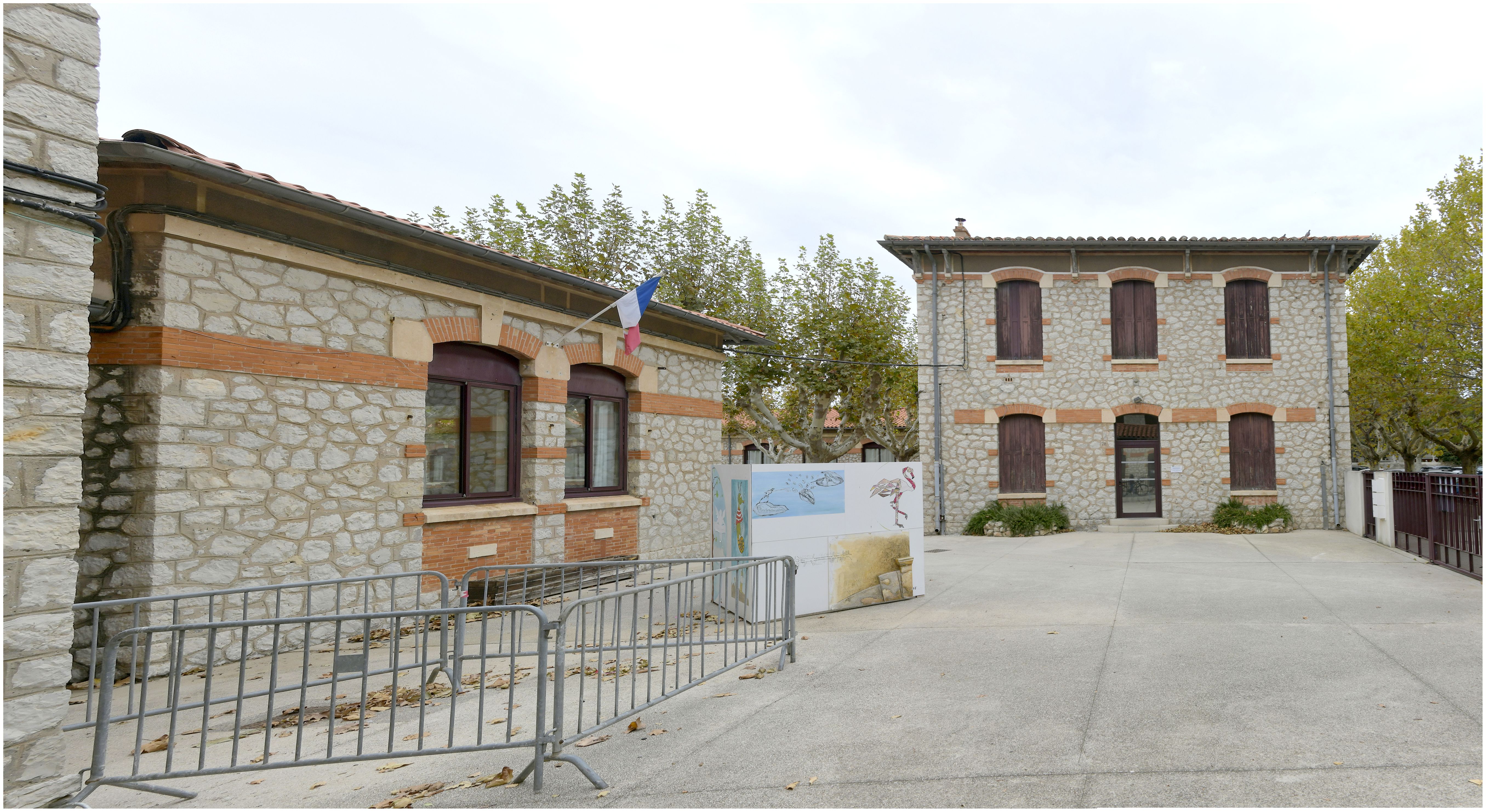 Cour derrière l’entrée. A droite l’école de filles