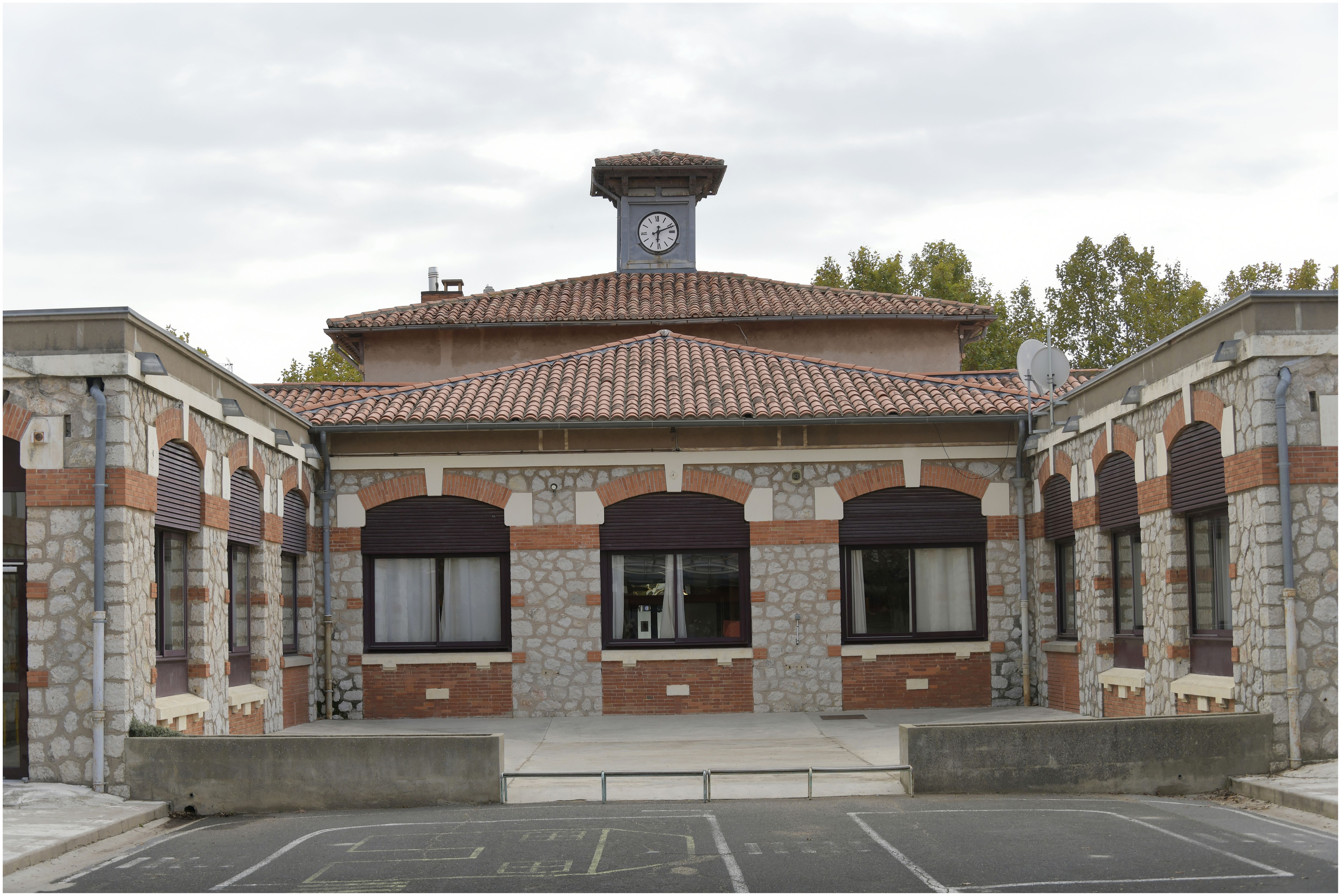 Maternelle. Façade arrière sur la cour. Horloge