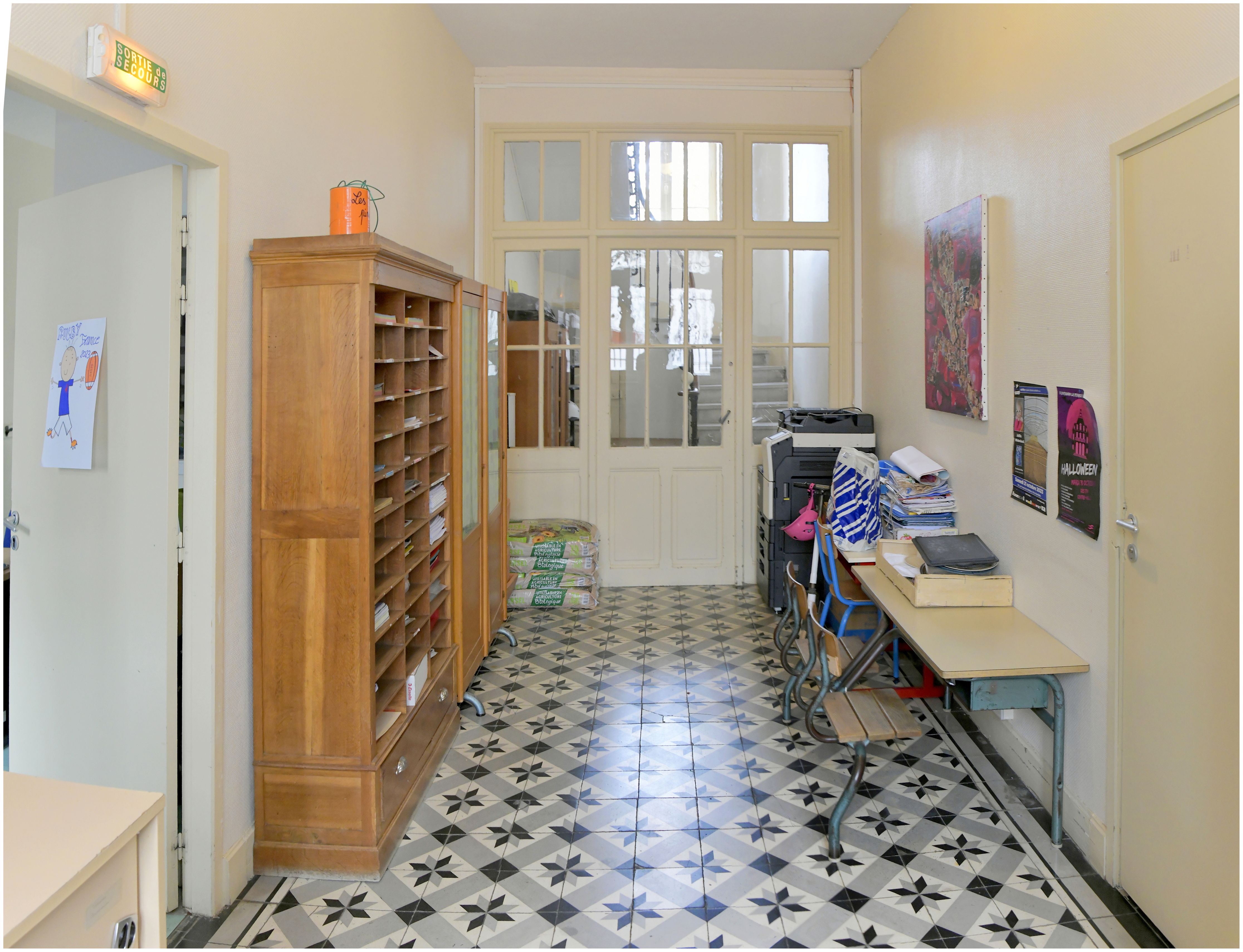 Couloir de maternelle