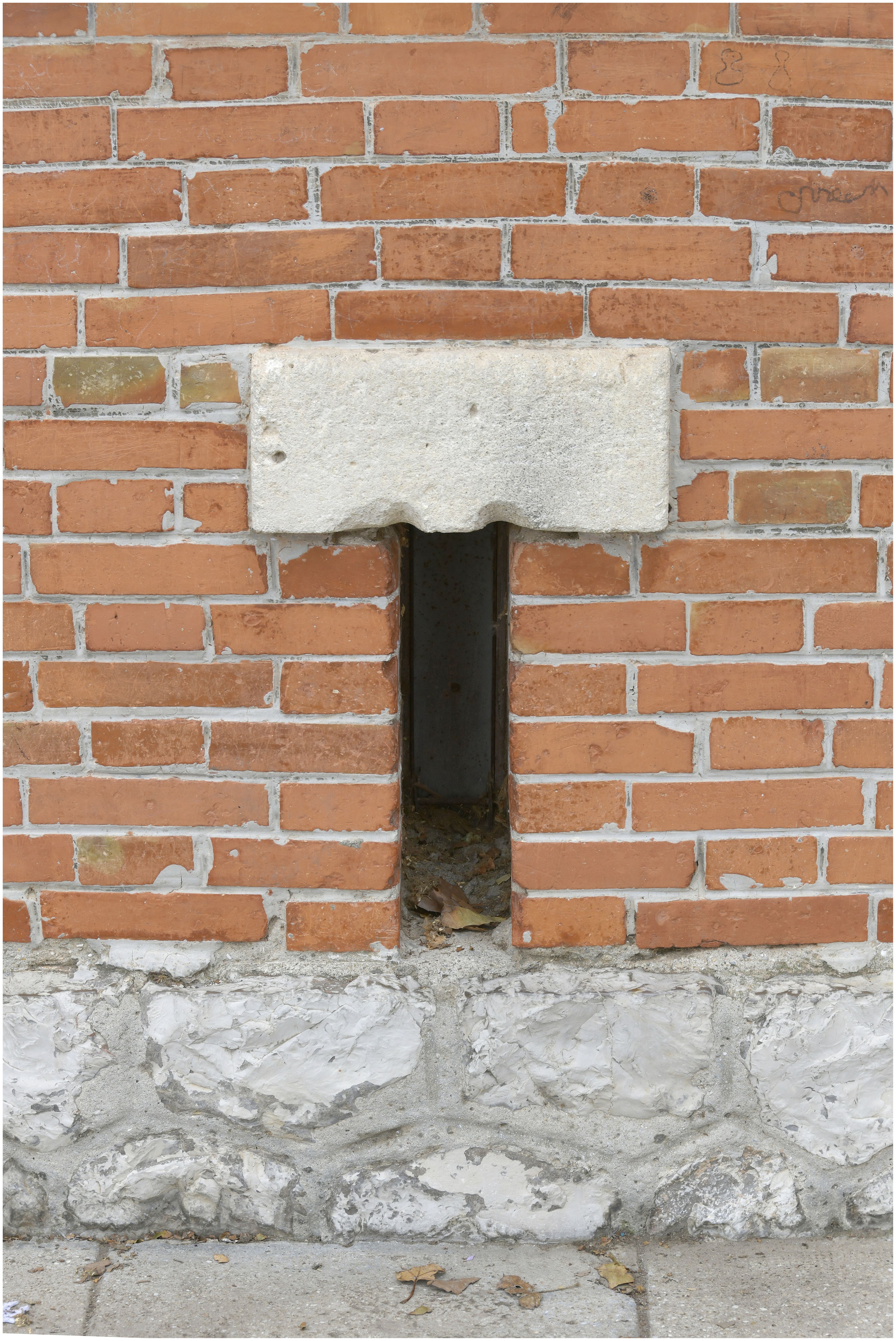 Façade sur cour. Détail de l’aération des classes au niveau du sol