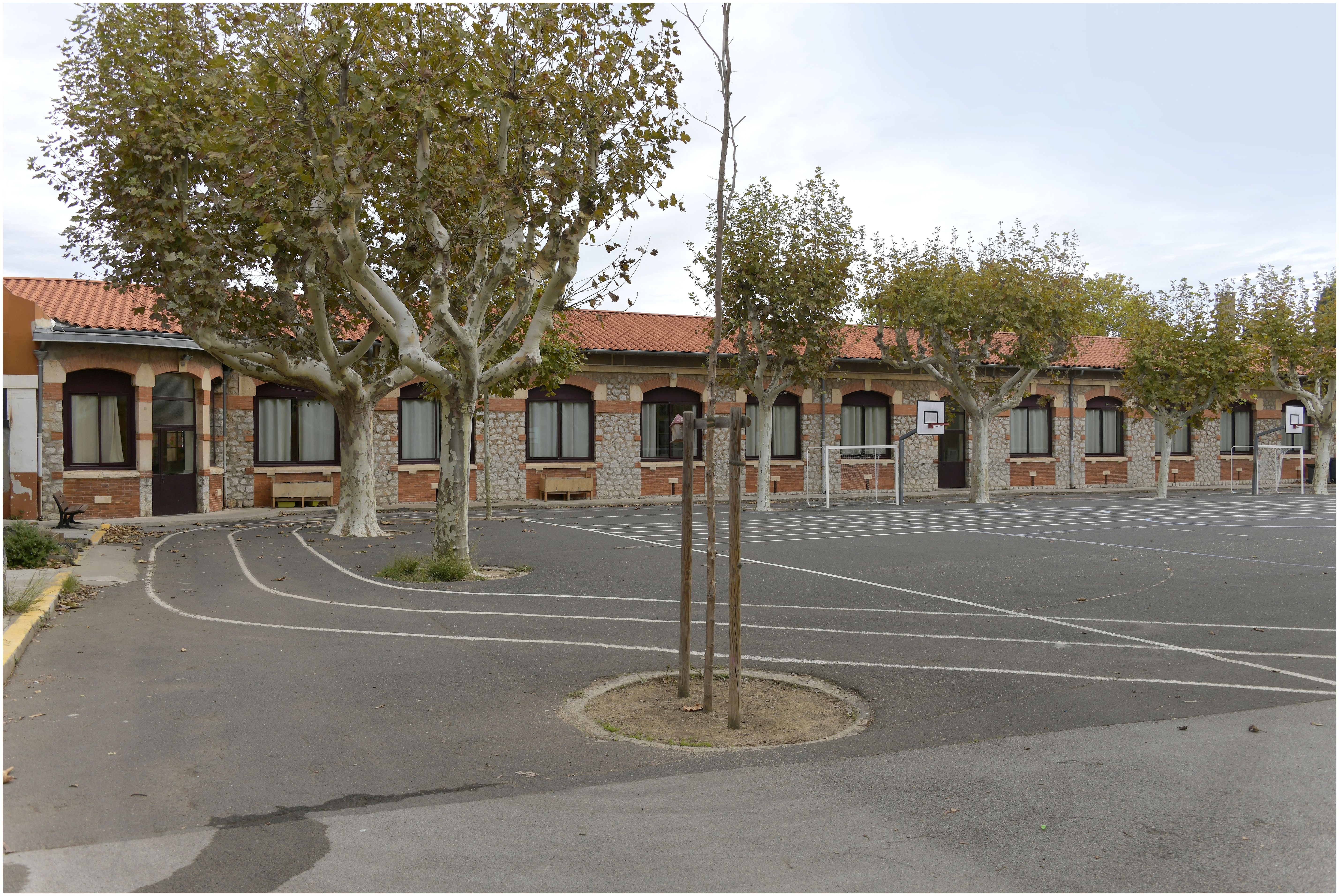 Cour école de filles