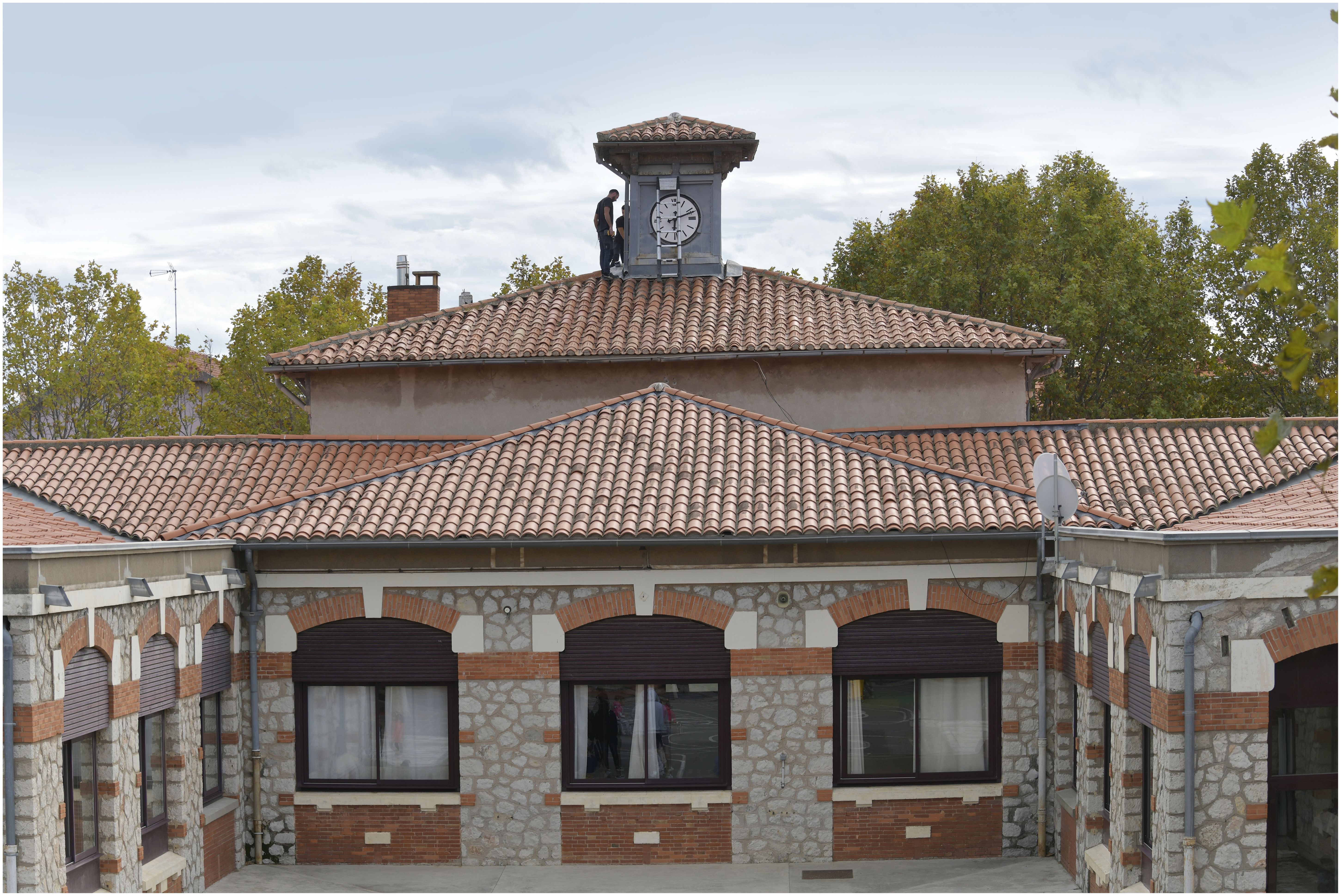 Maternelle. Façade arrière sur la cour. Horloge
