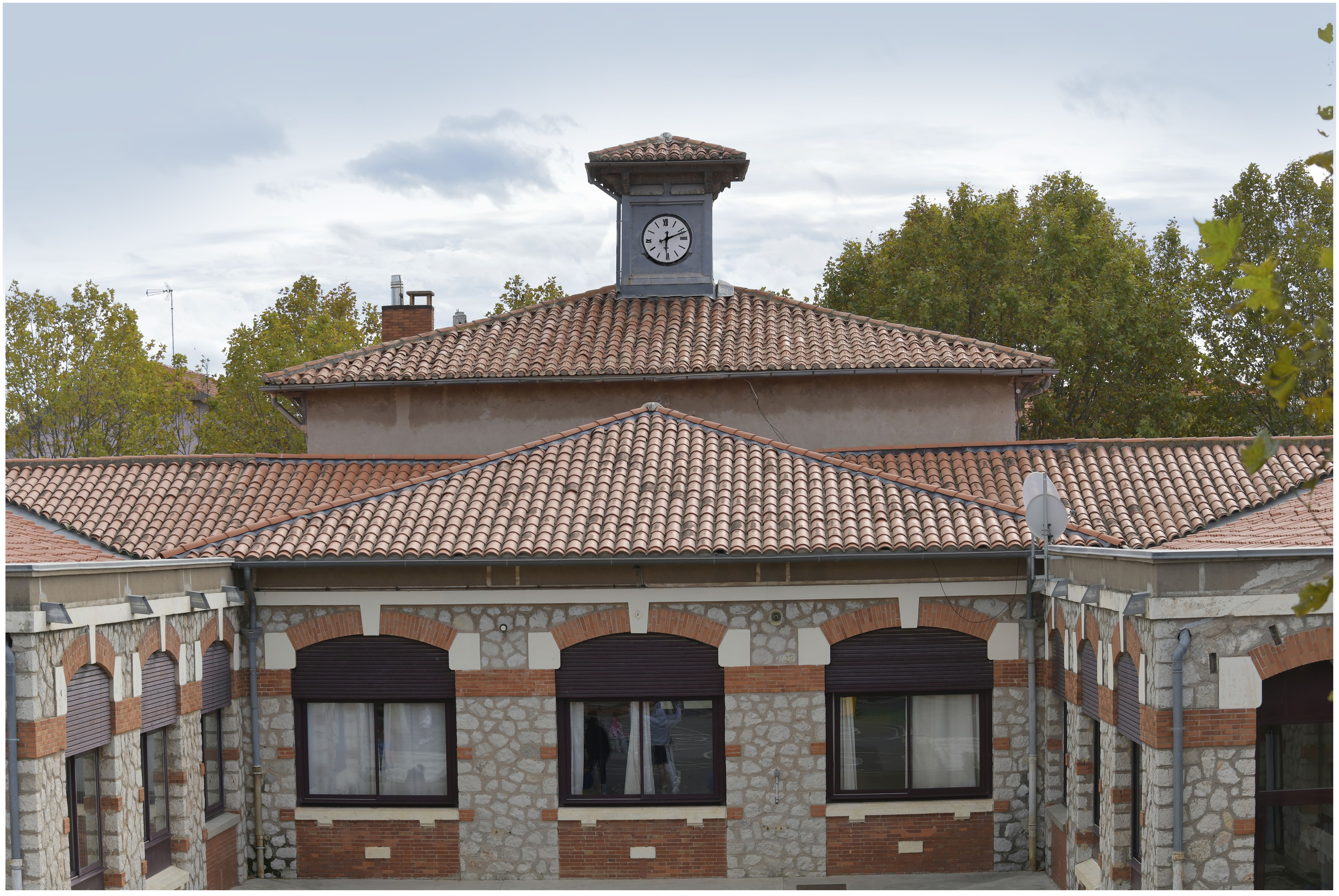 Maternelle. Façade arrière sur la cour. Horloge
