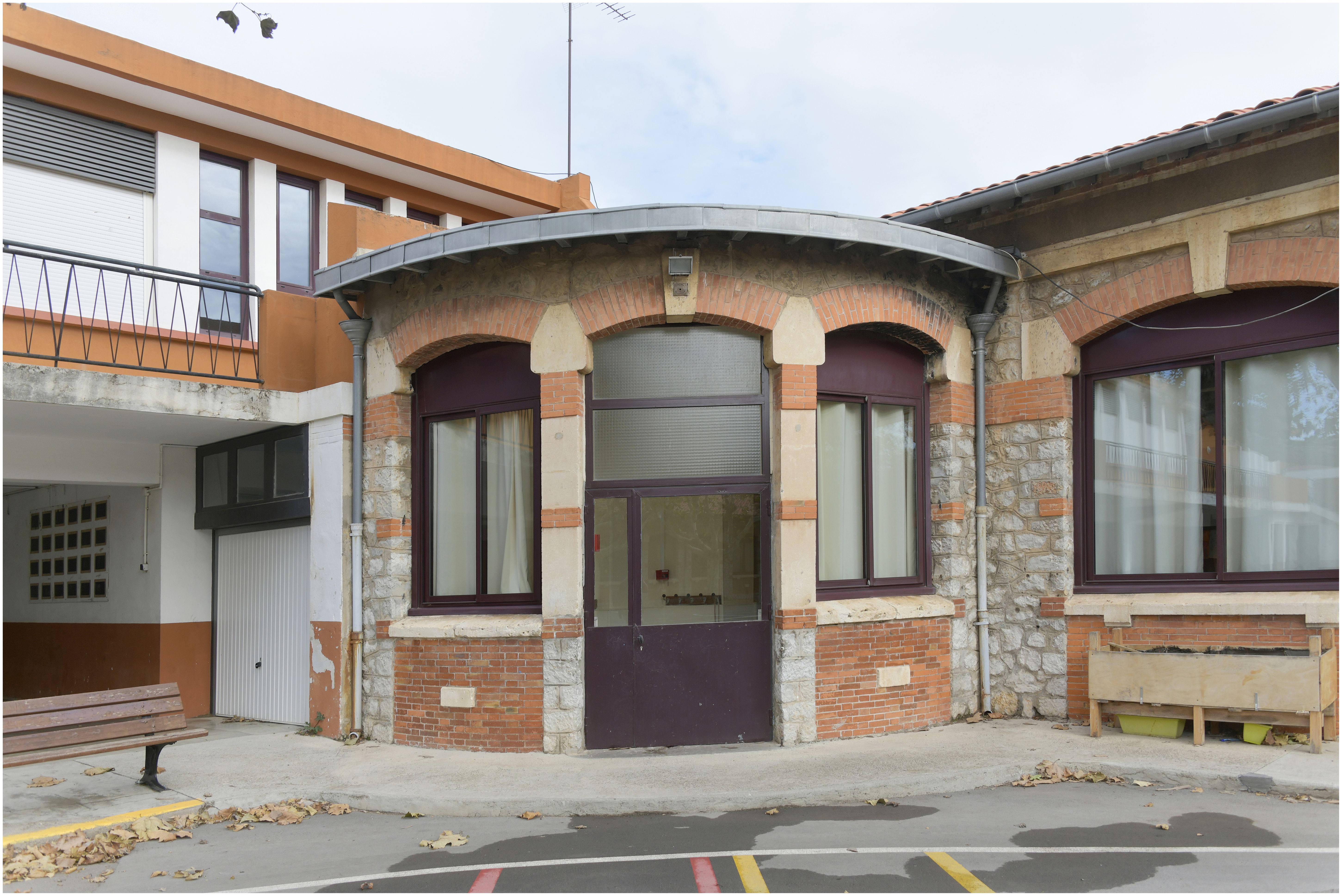Façade sur cour. Traitement de l’angle de la porte d’entrée