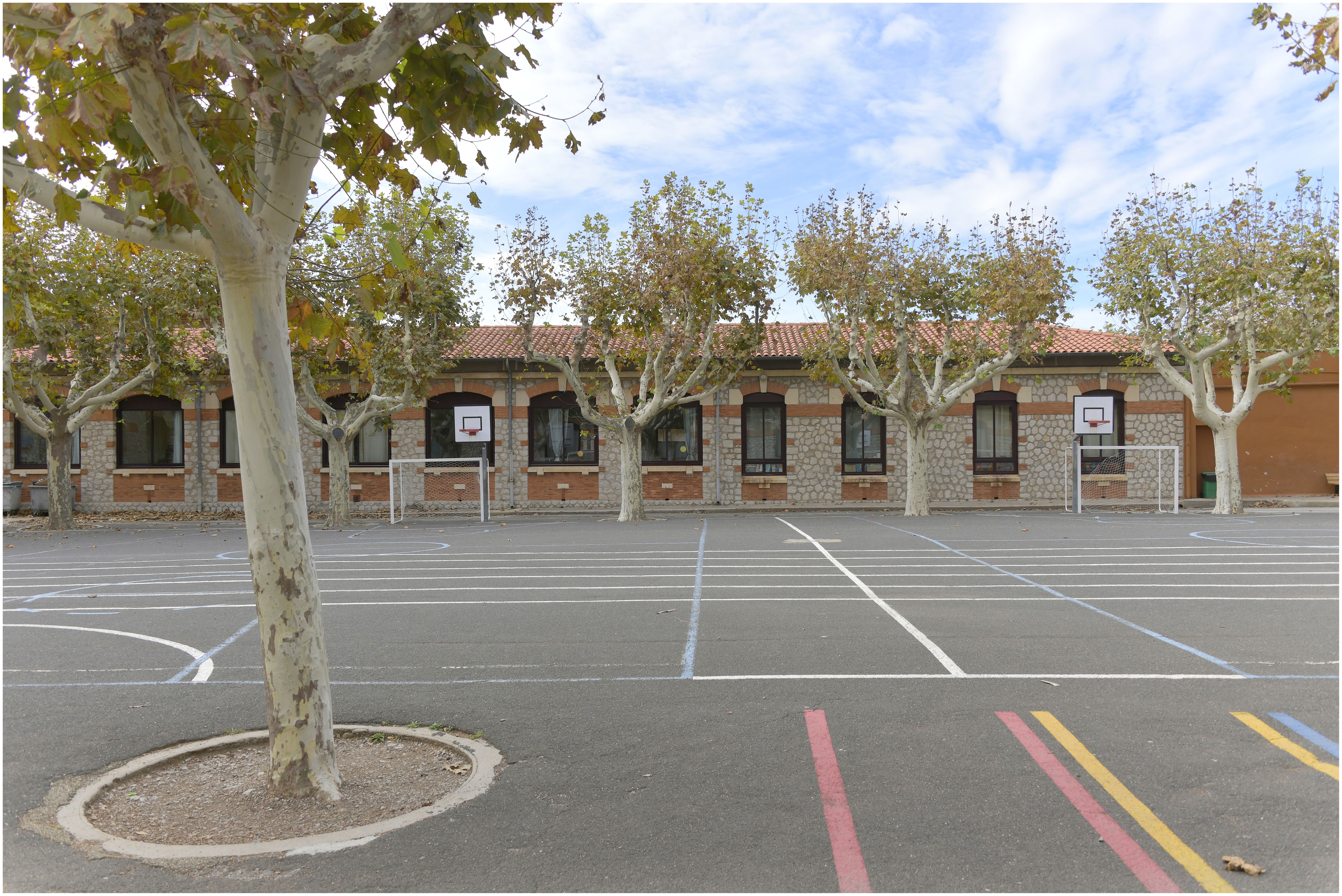 Cour école de filles
