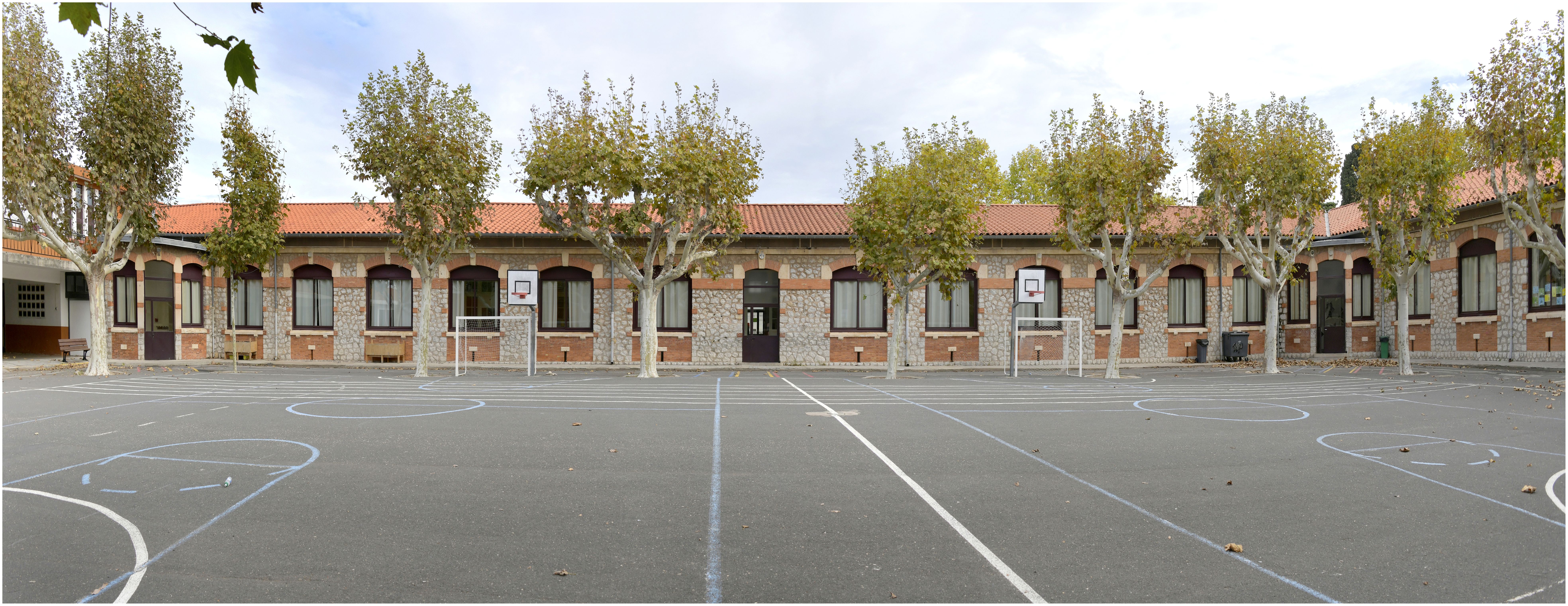 Cour école de filles