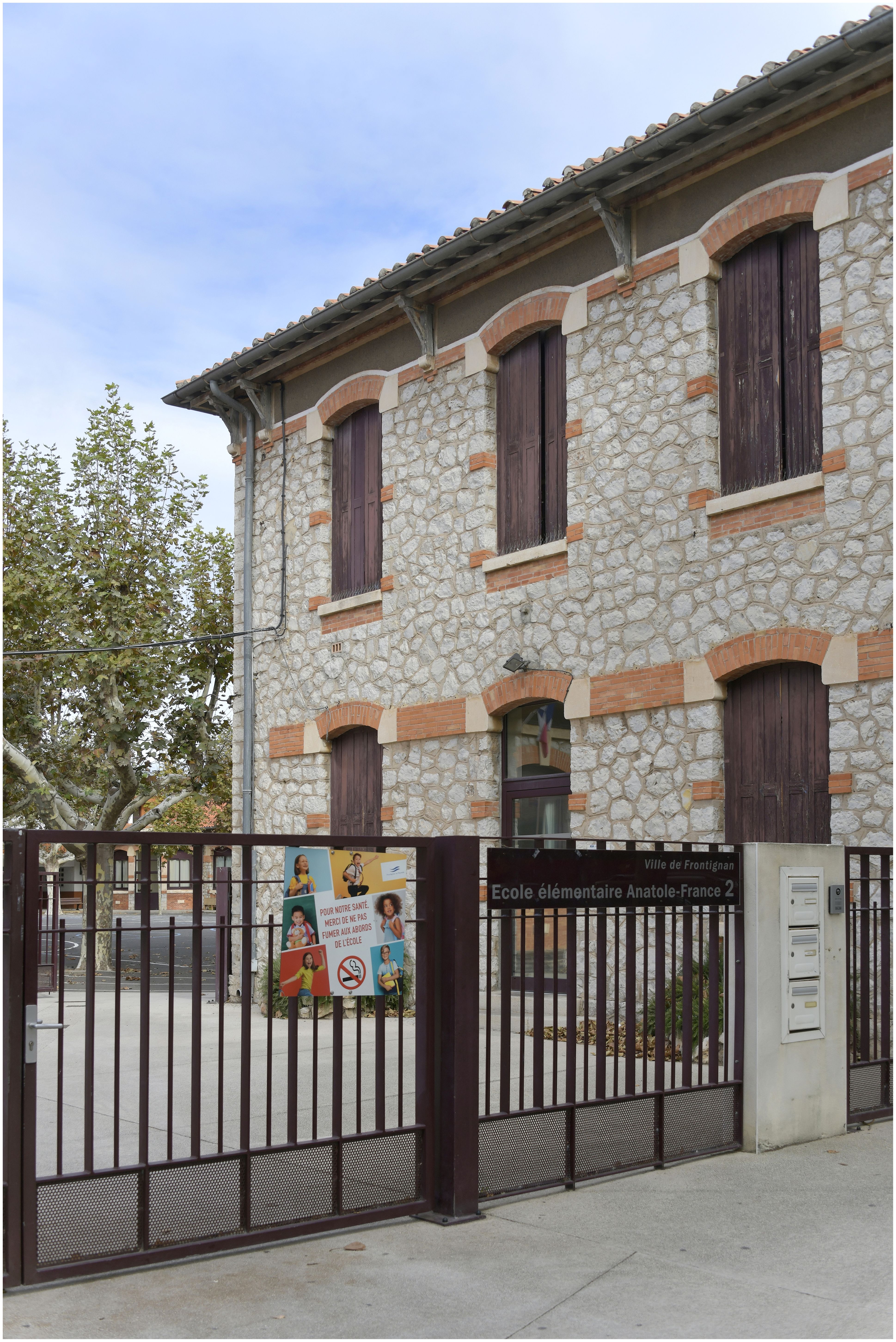 Portail d’entrée sur la rue Anatole-France