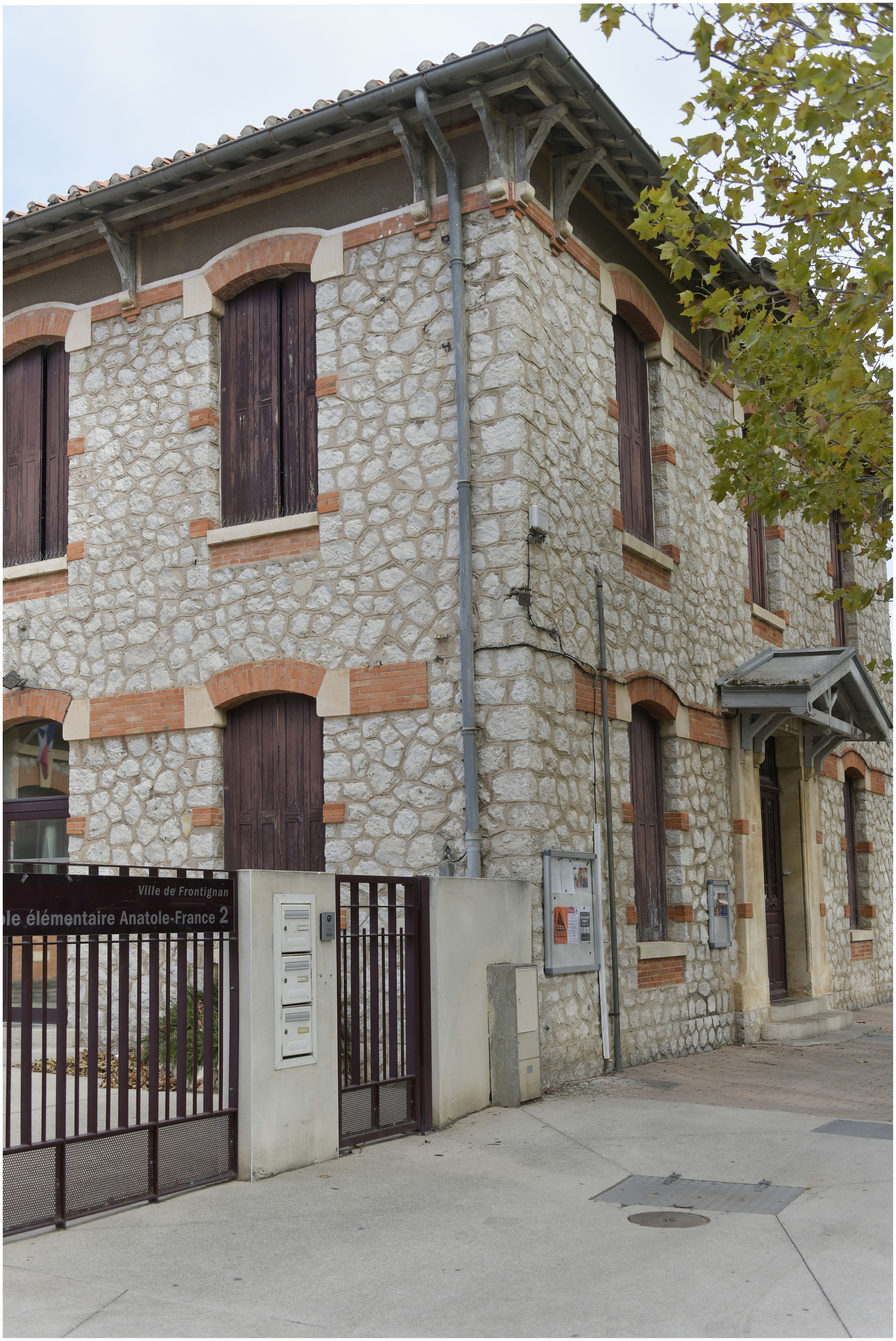 Entrée sur la rue Anatole-France. Ecole de filles