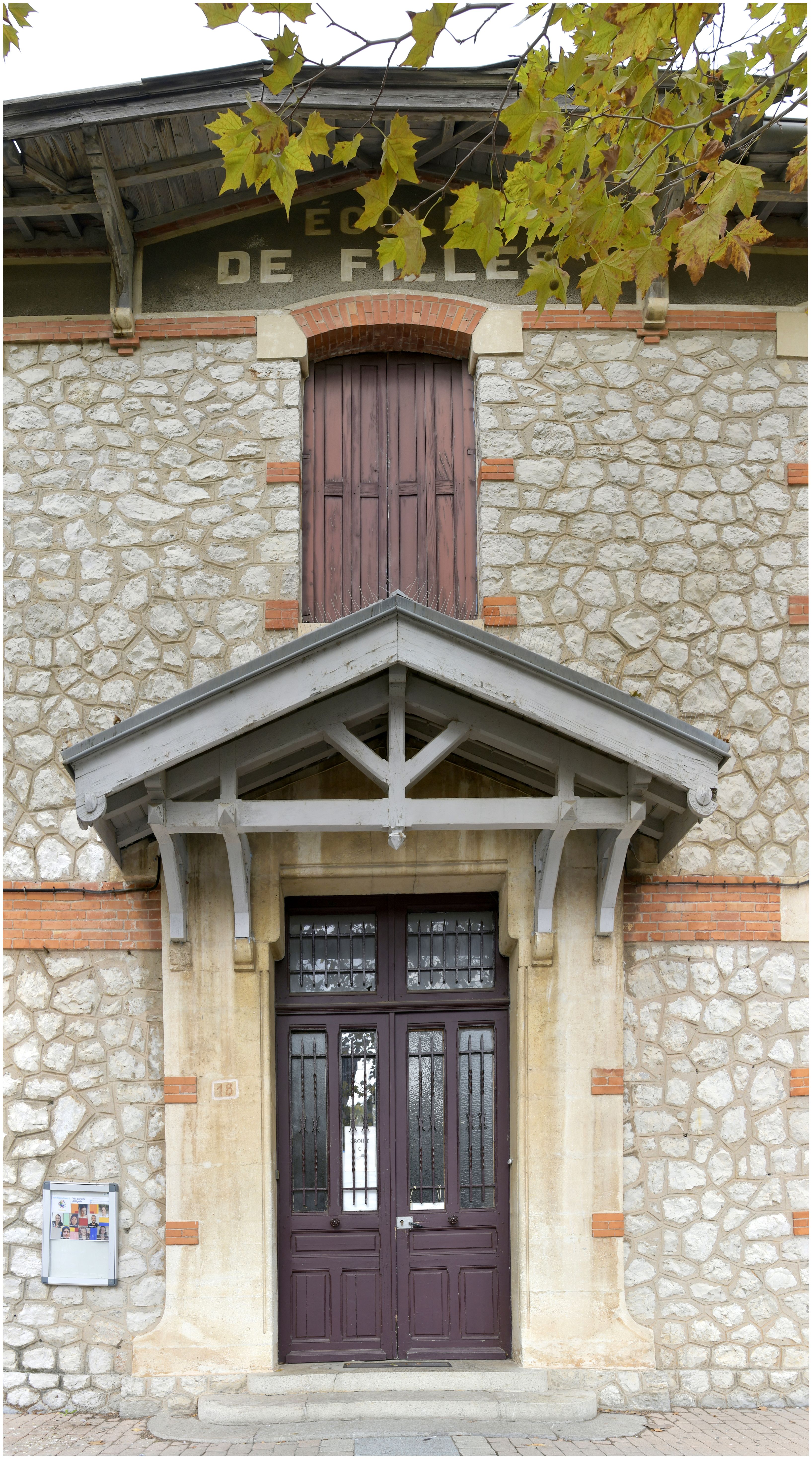 Ecole de filles. Porte principale sur la rue