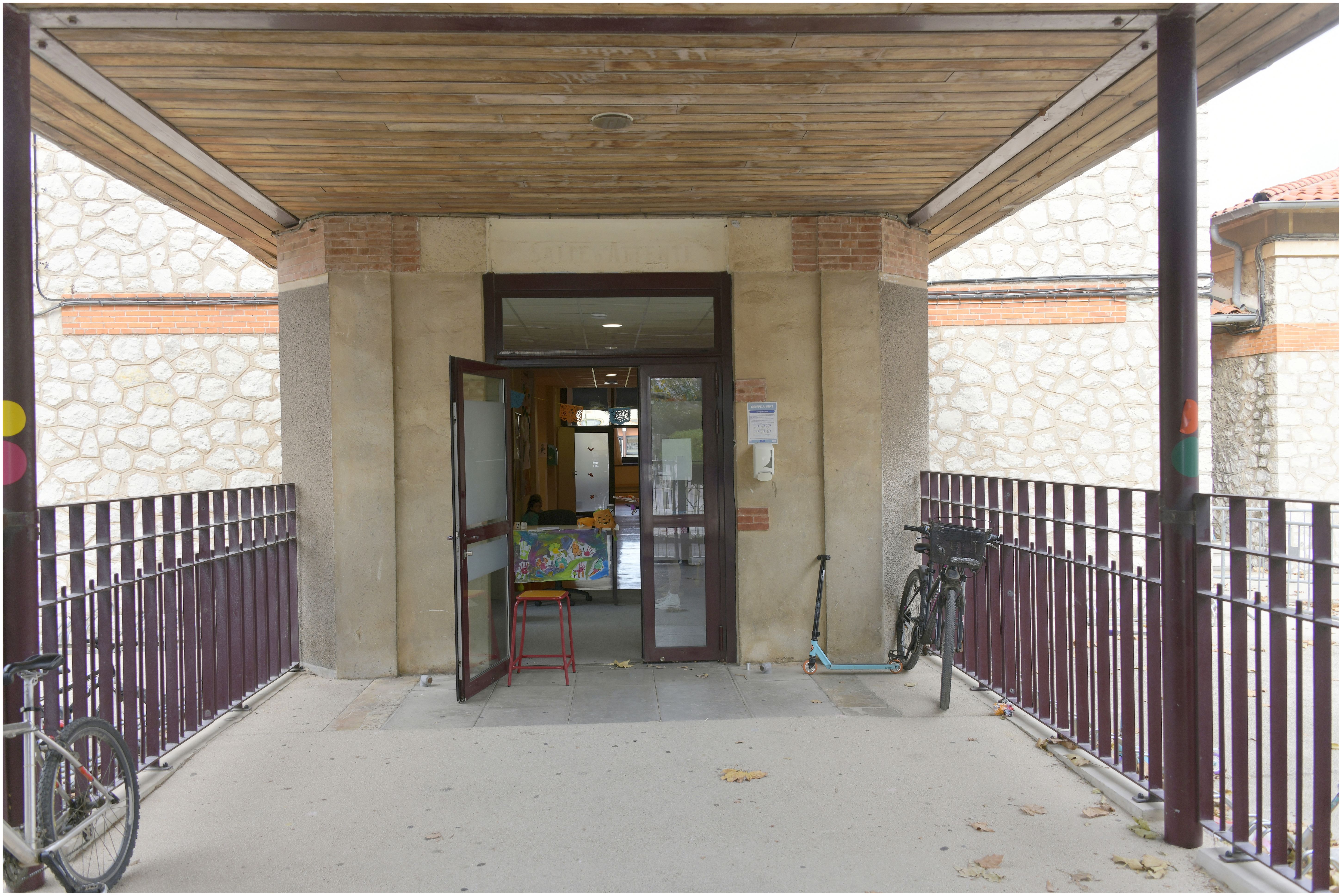Pavillon d’entrée sur la rue Anatole-France, passage couvert vers l’école maternelle