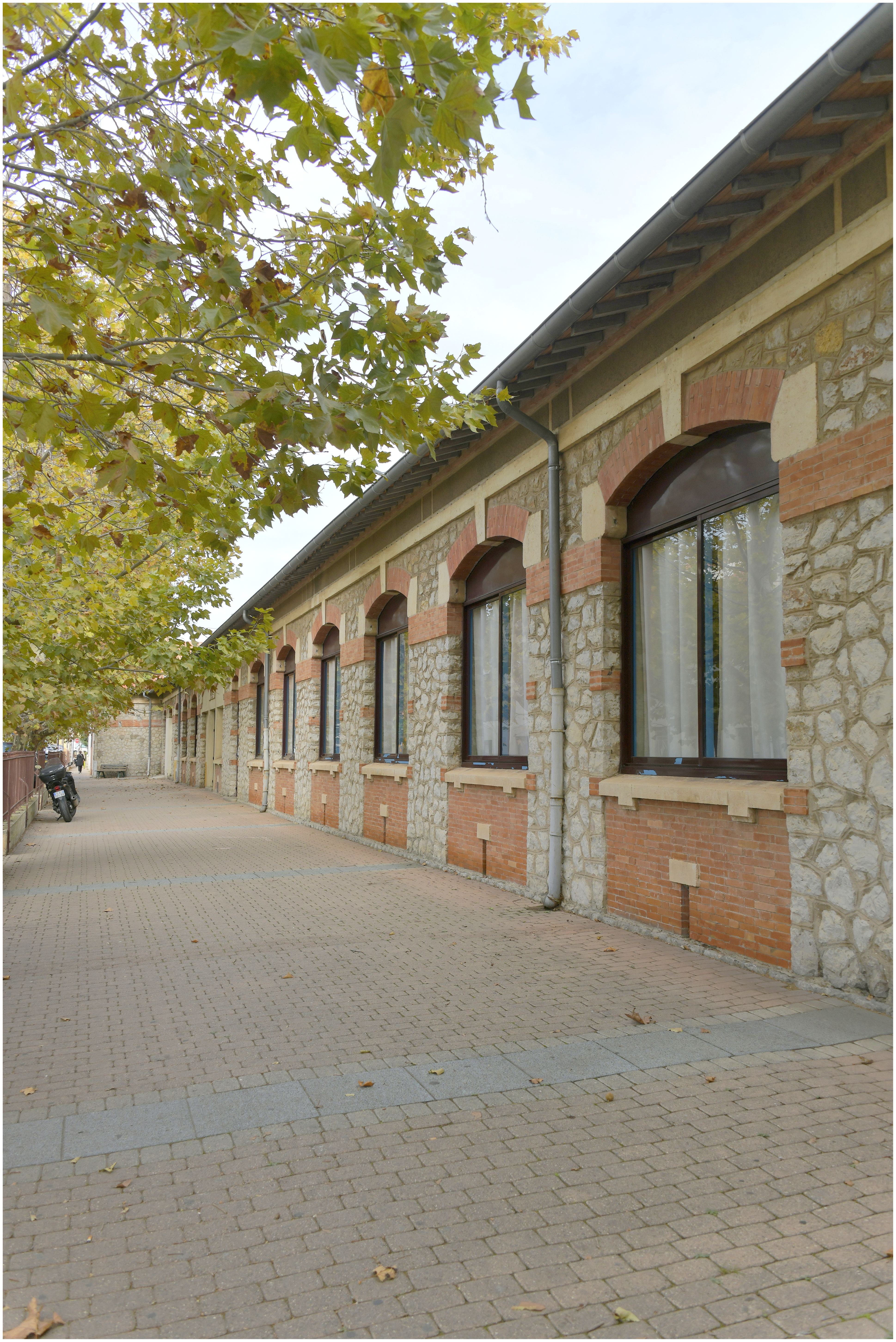 Façade latérale sur la rue Anatole-France