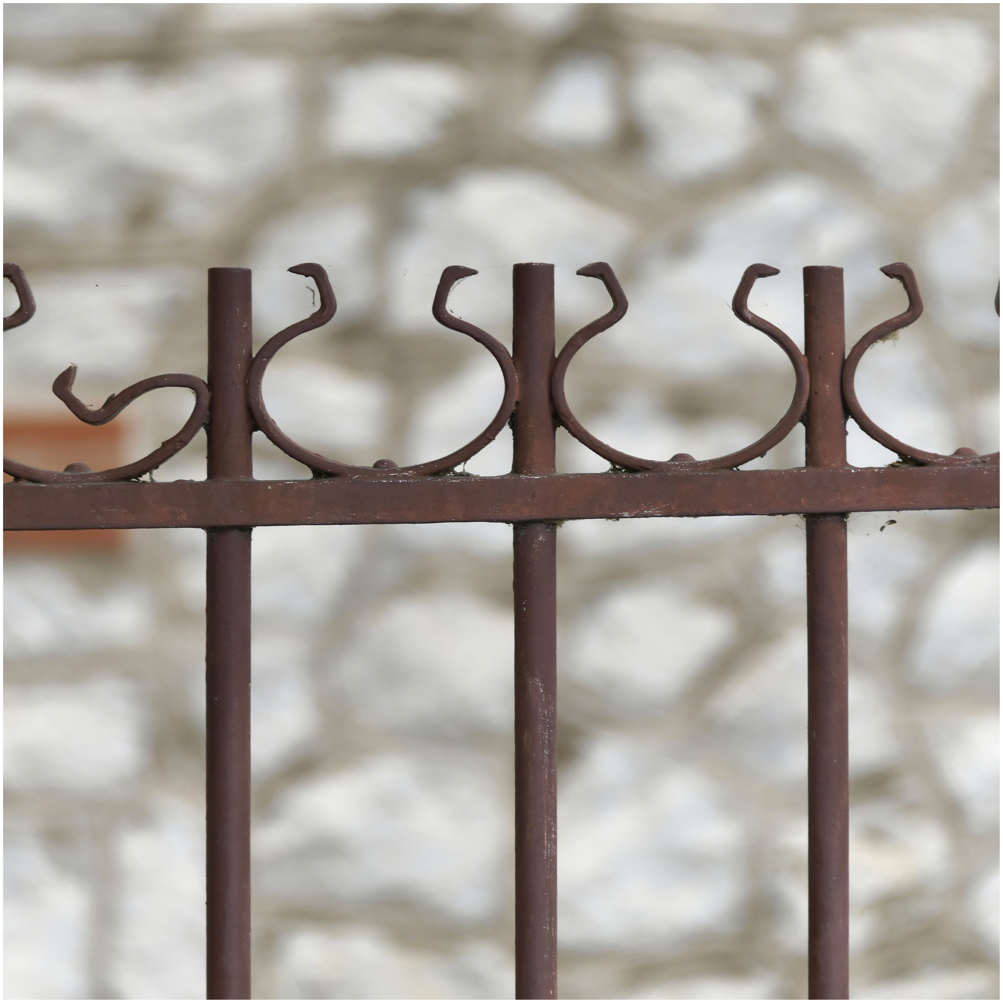 Façade latérale sur la rue Anatole-France. Grille